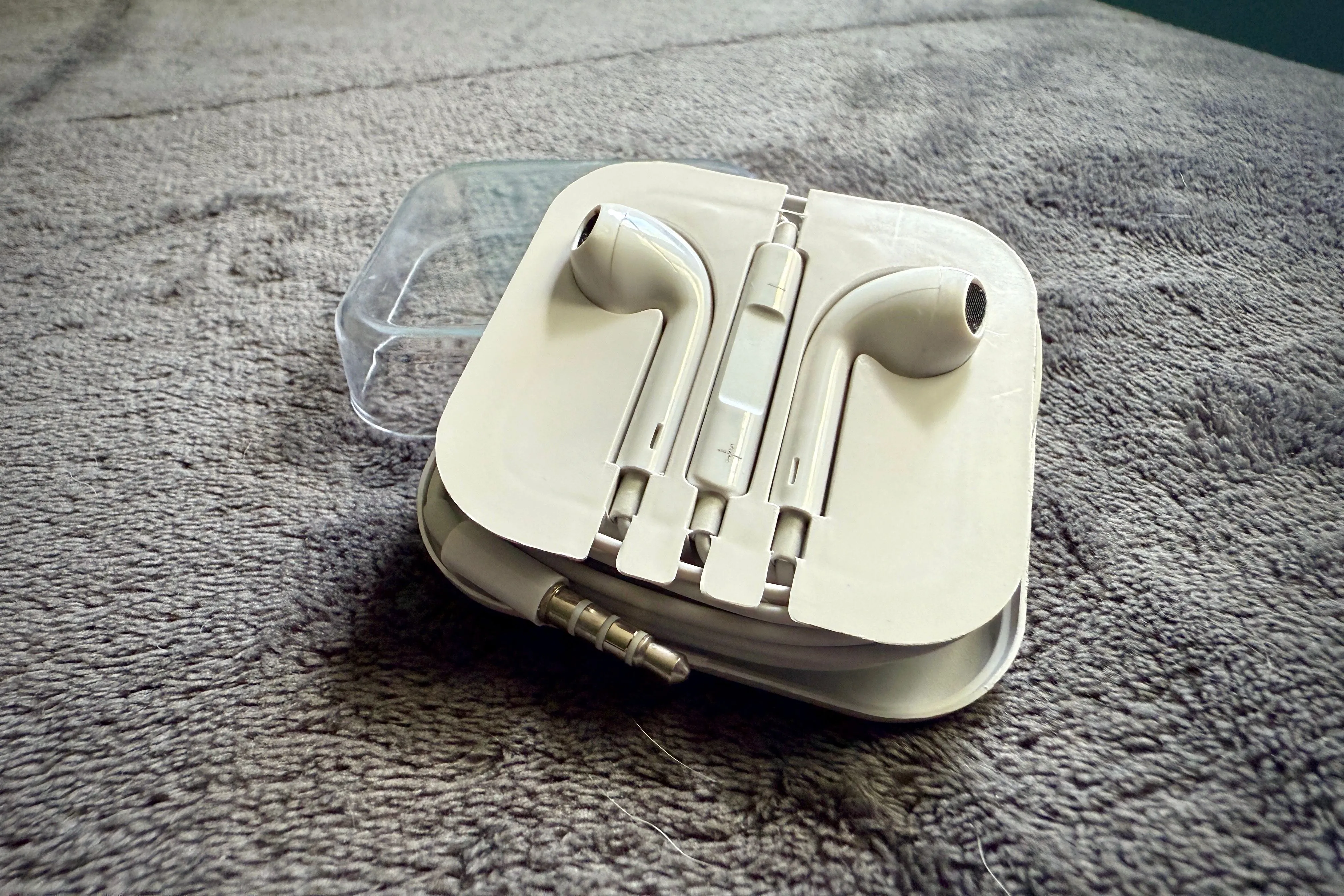 Tai nghe Apple AirPods đặt trong hộp sạc nguyên bản