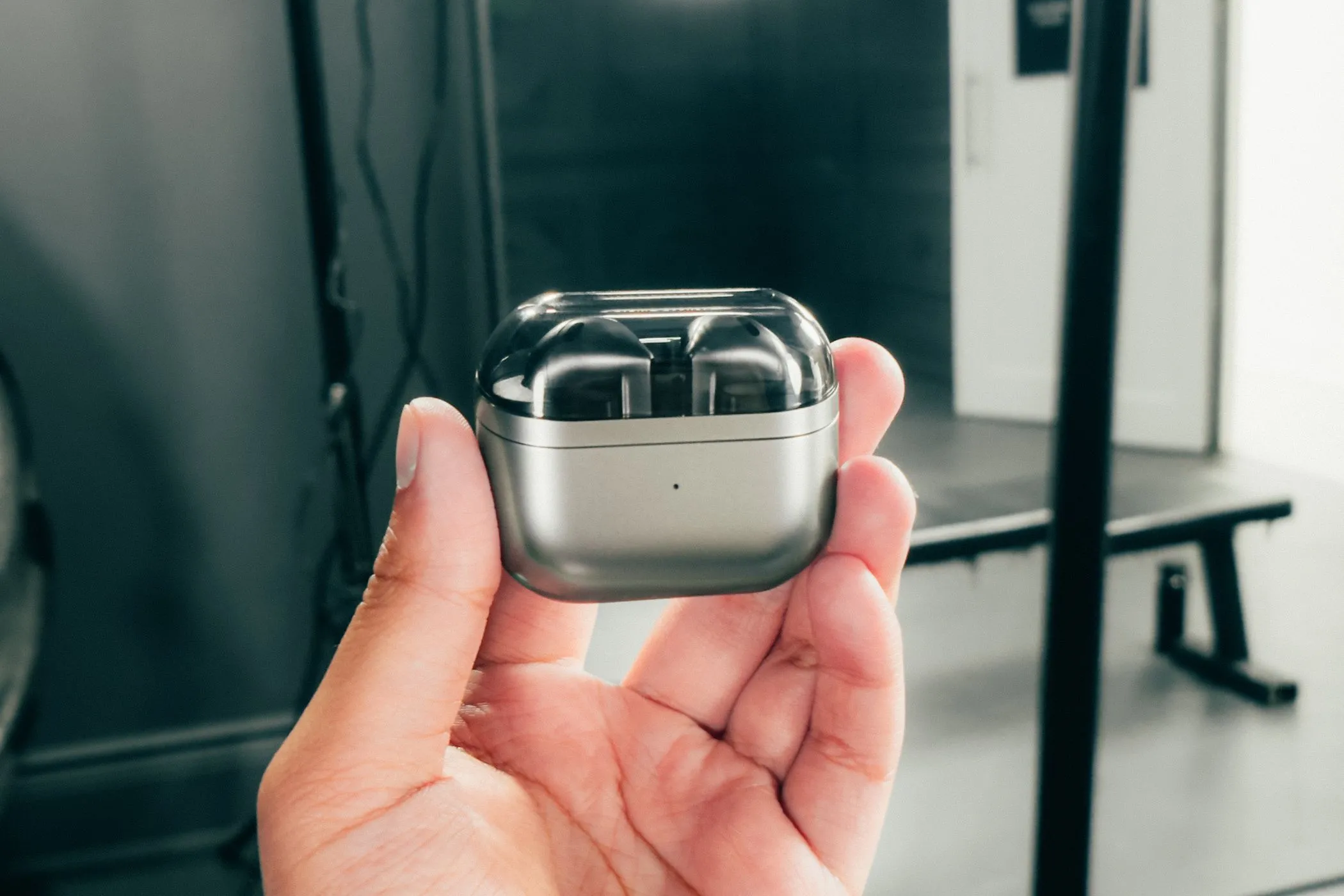 Tai nghe Samsung Galaxy Buds 3 nằm gọn trong hộp sạc kín
