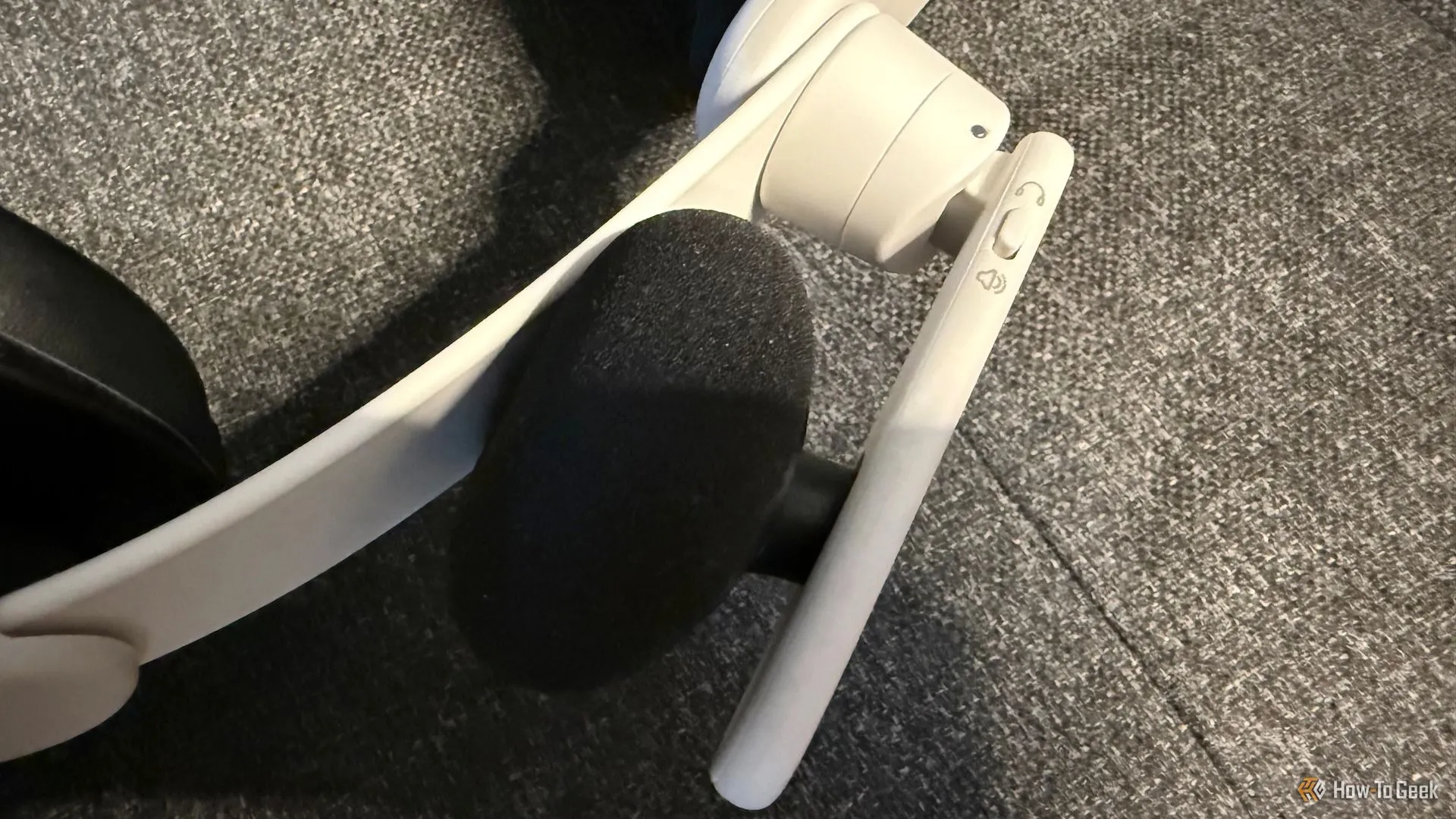Tai nghe tích hợp và công tắc chuyển đổi âm thanh trên dây đeo KIWI K4 Duo Meta Quest 3