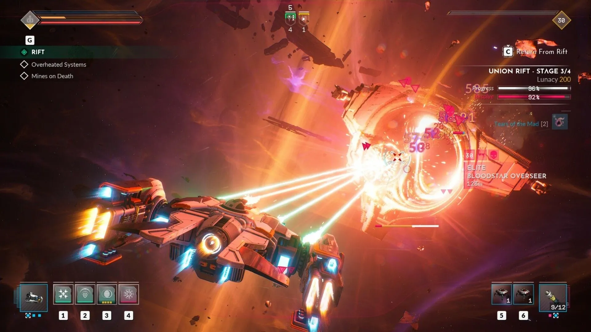 Tàu không gian nhỏ tấn công tàu lớn trong Everspace 2, minh họa các trận đấu súng không gian căng thẳng.