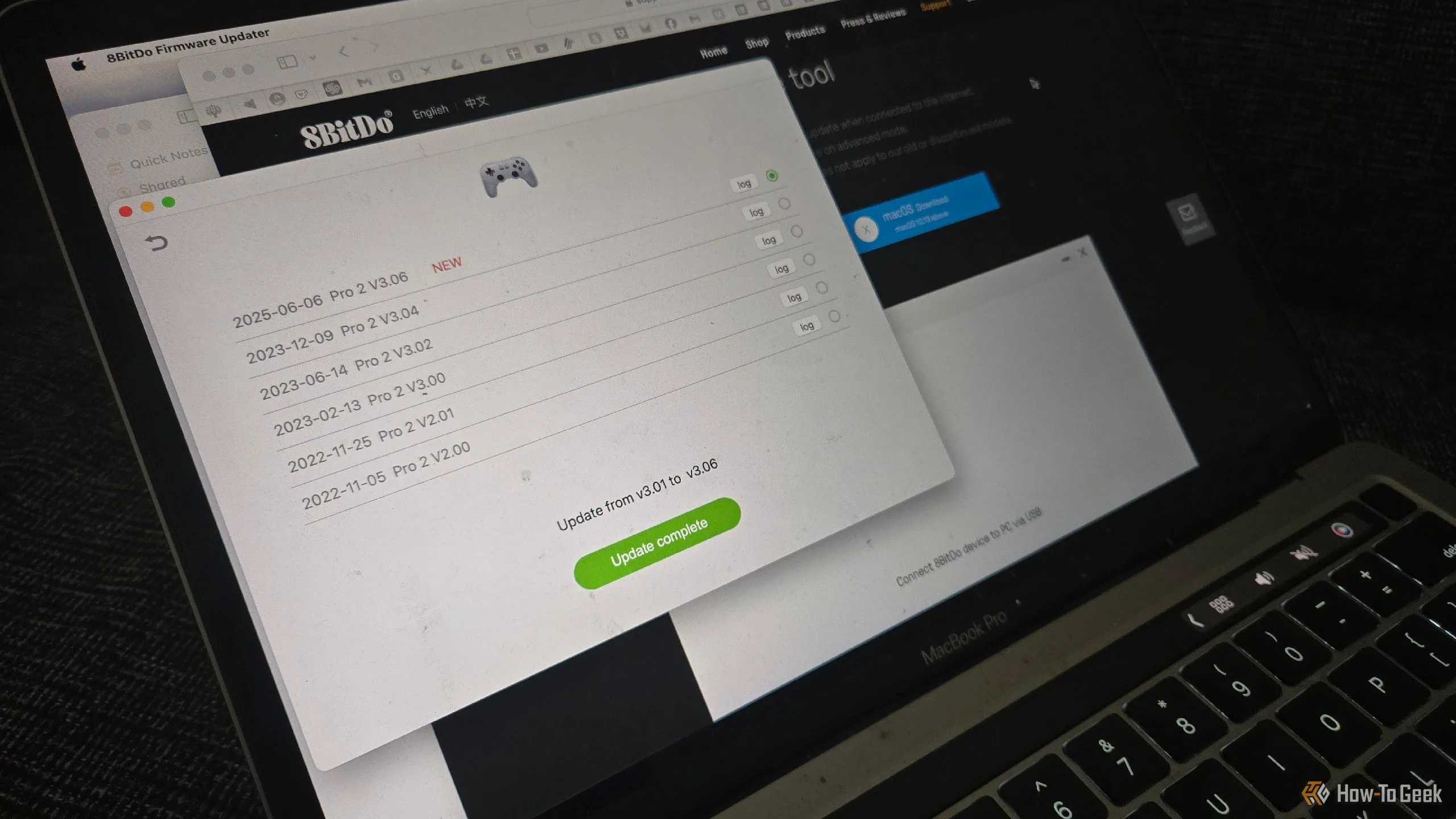 Tay cầm chơi game 8BitDo Pro 2 đang được kết nối với MacBook để cập nhật firmware.