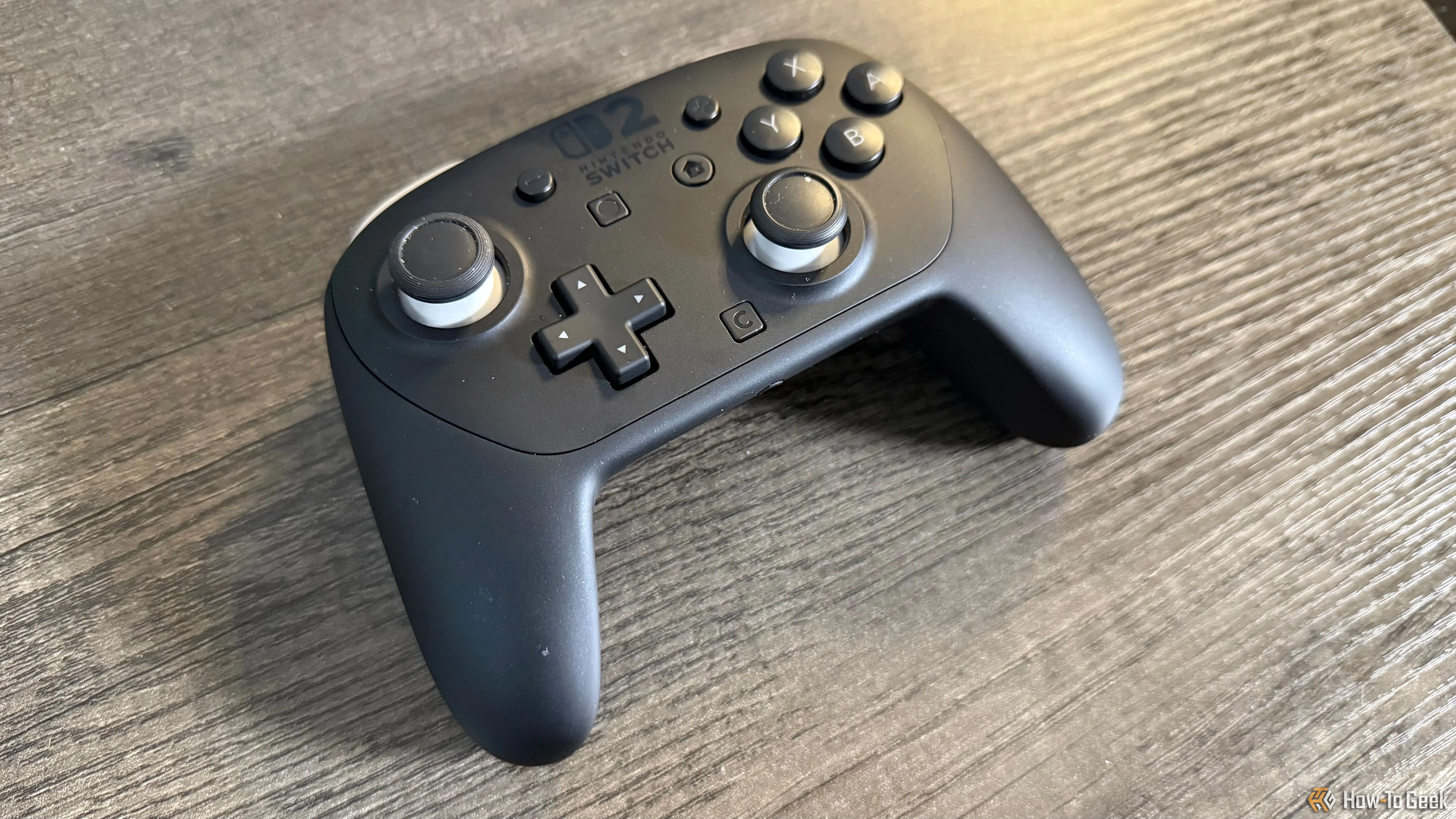Tay cầm Nintendo Switch 2 Pro Controller màu đen trên mặt bàn
