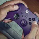 Tay cầm Xbox Wireless được cầm trên tay, minh họa cho việc điều khiển game đa nền tảng.