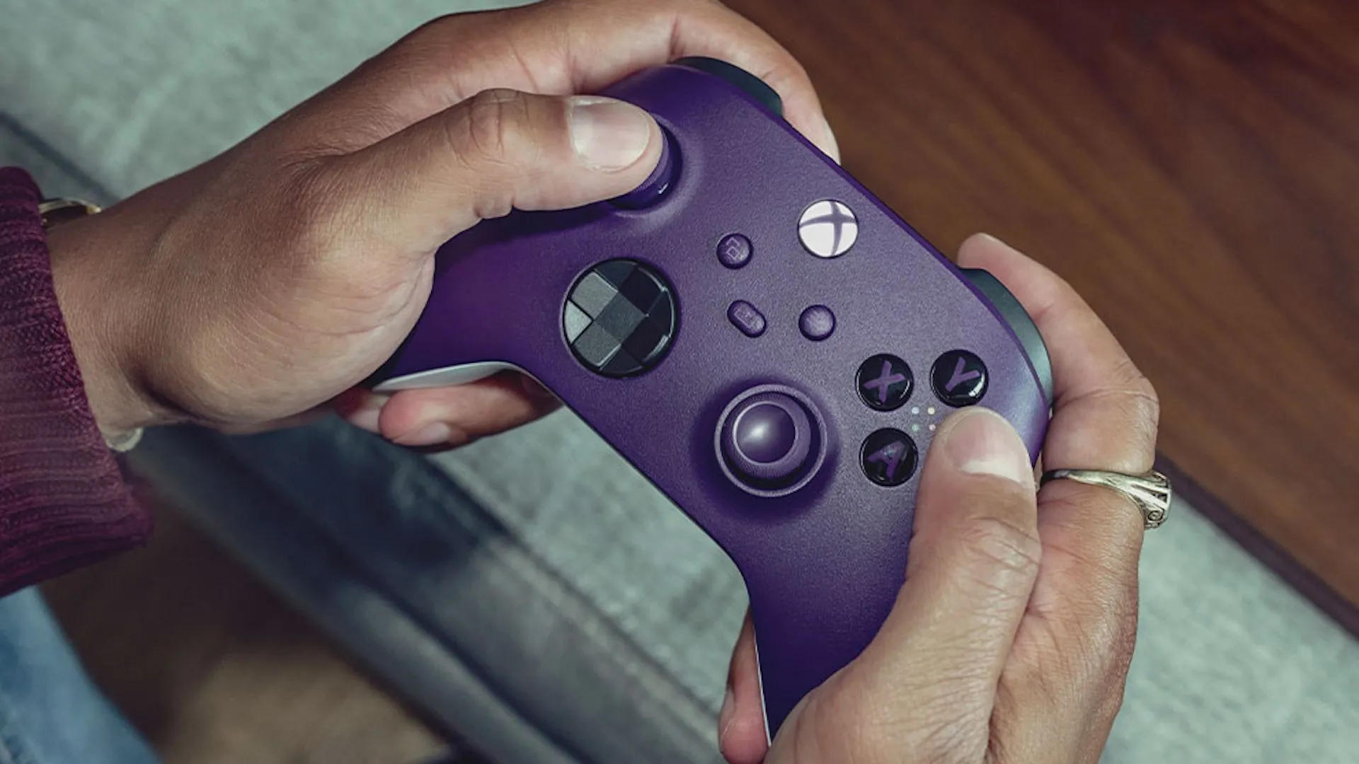 Tay cầm Xbox Wireless được cầm trên tay, minh họa cho việc điều khiển game đa nền tảng.