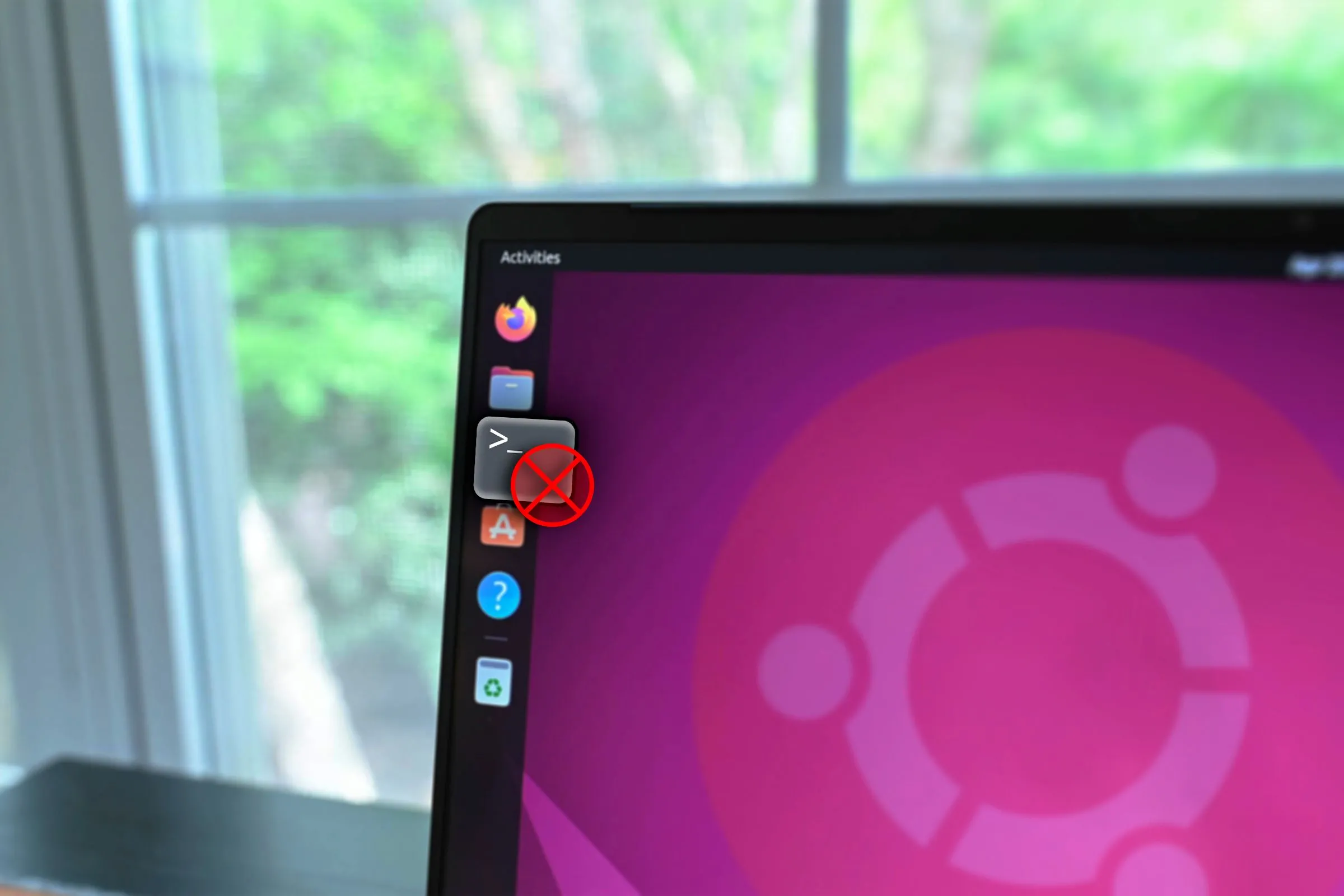 Thanh công cụ bên hông của Ubuntu hiển thị cửa sổ Terminal đang hoạt động.