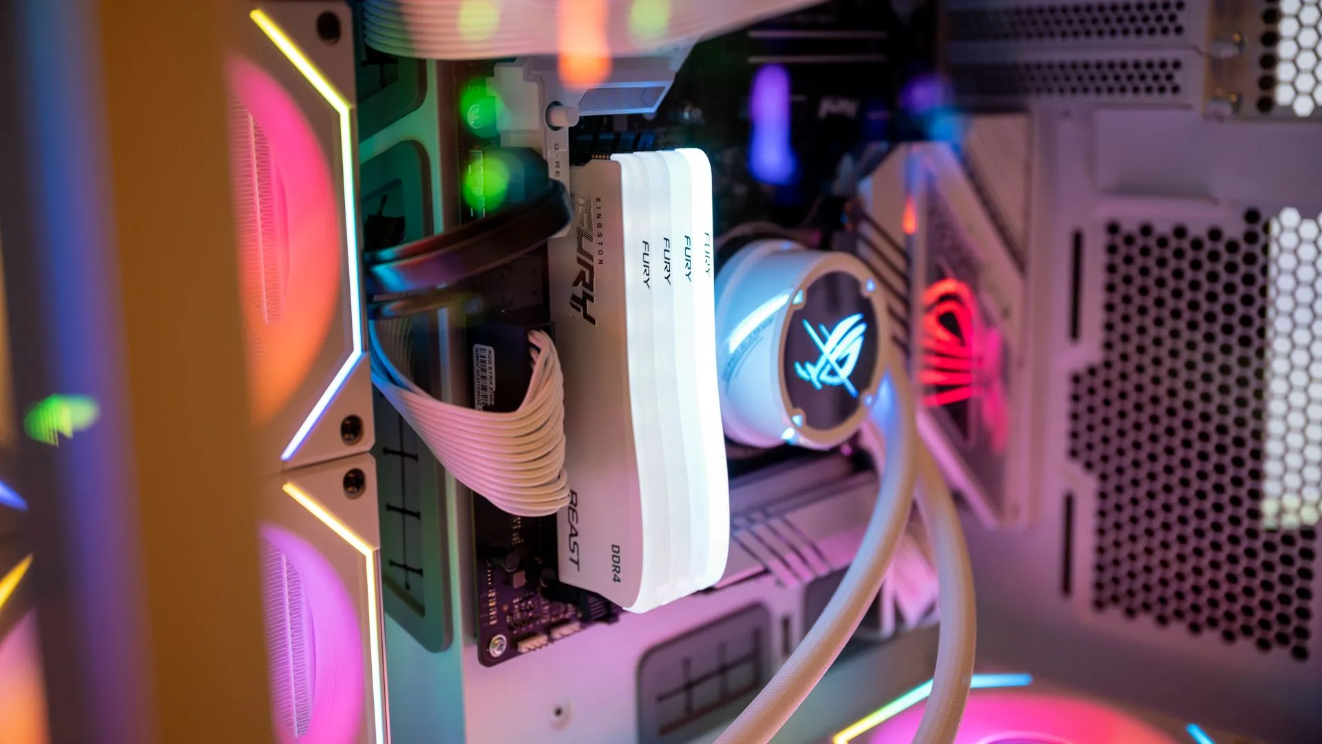Thanh RAM Kingston FURY Beast DDR4 RGB trong một bộ PC gaming, minh họa chi tiết phần cứng và công sức cần thiết để tùy chỉnh.