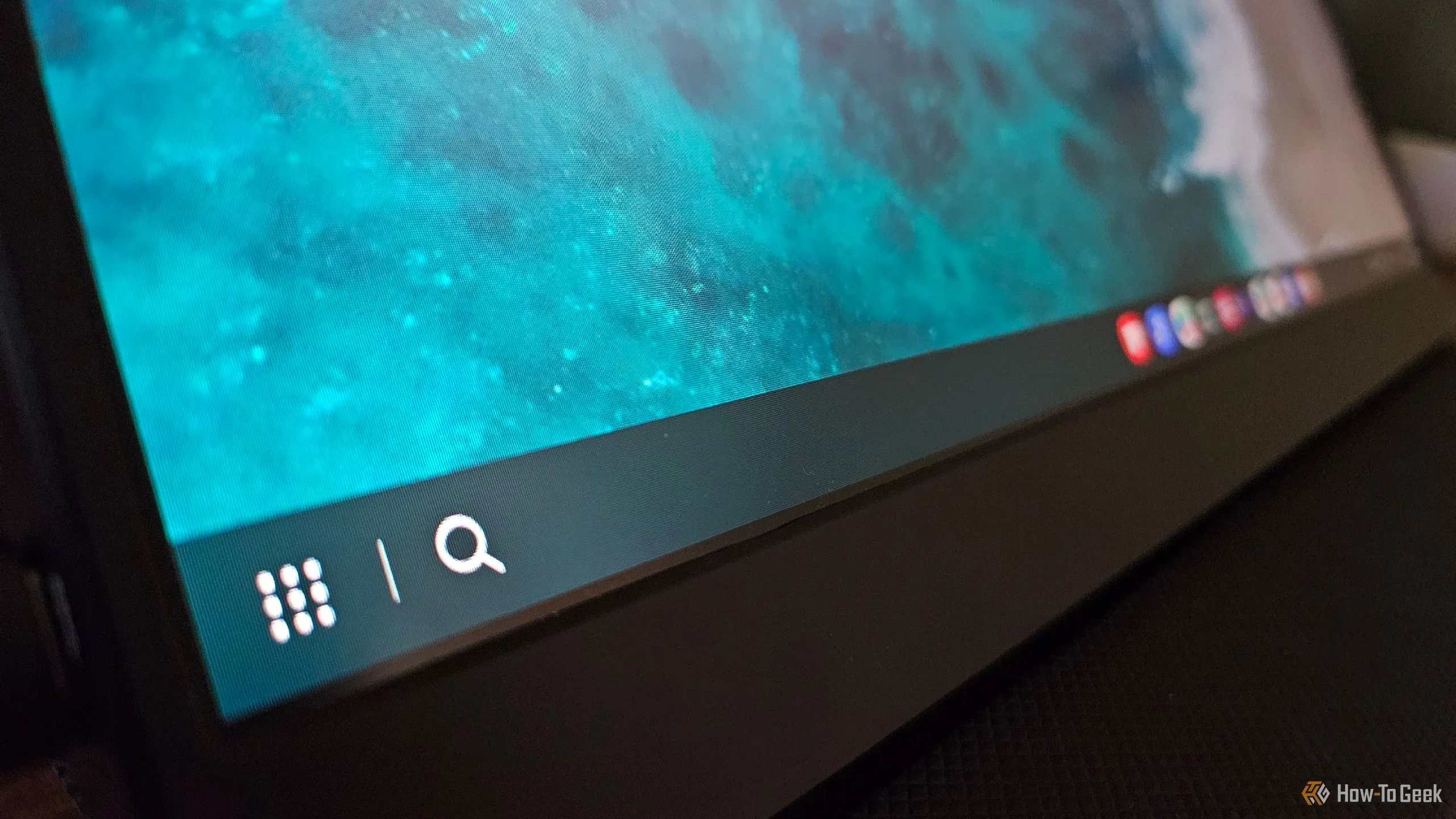 Thanh tác vụ trên Samsung DeX hiển thị các biểu tượng ứng dụng và tùy chỉnh trên màn hình di động.