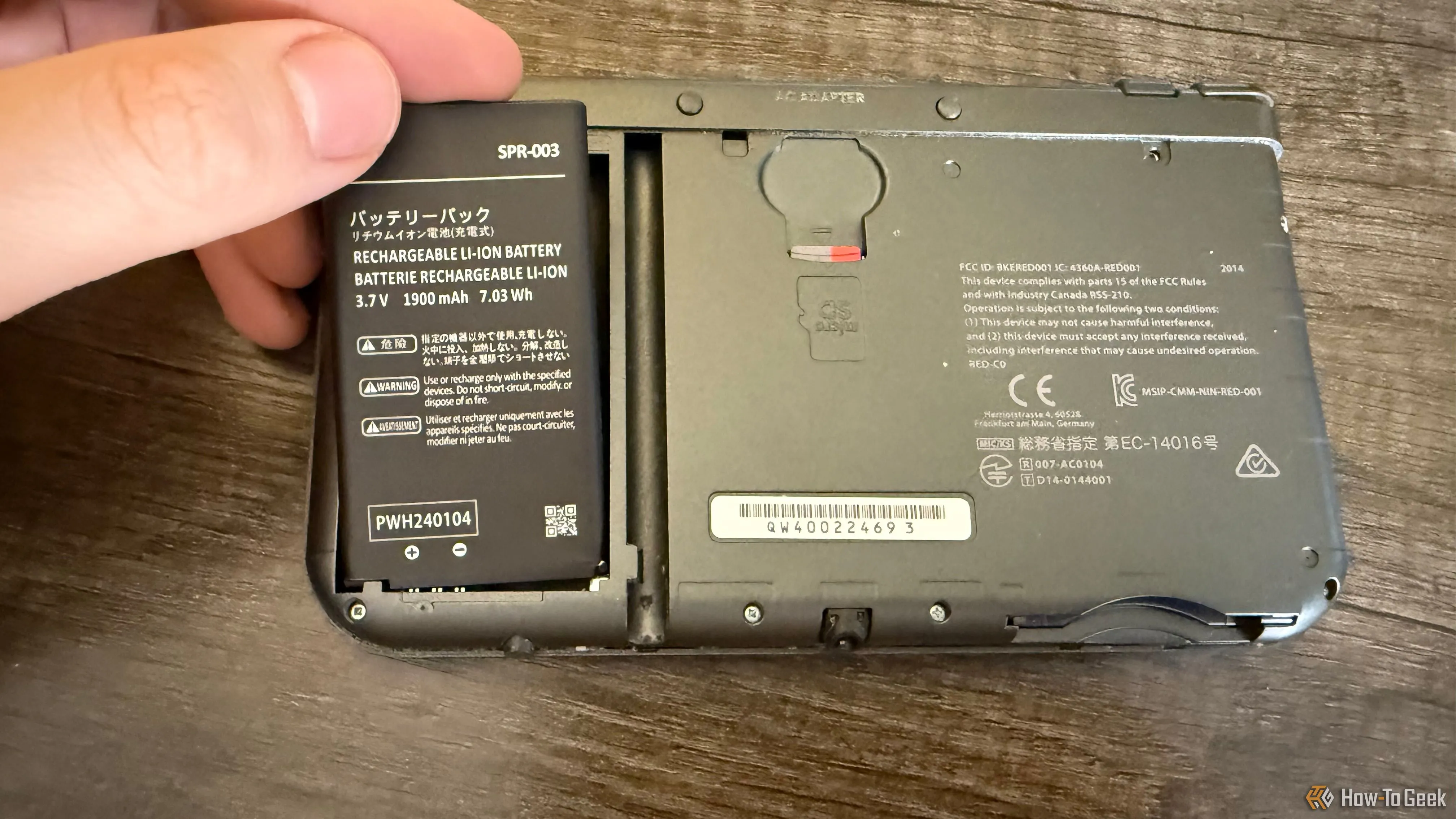 Thao tác lắp pin mới vào New Nintendo 3DS XL