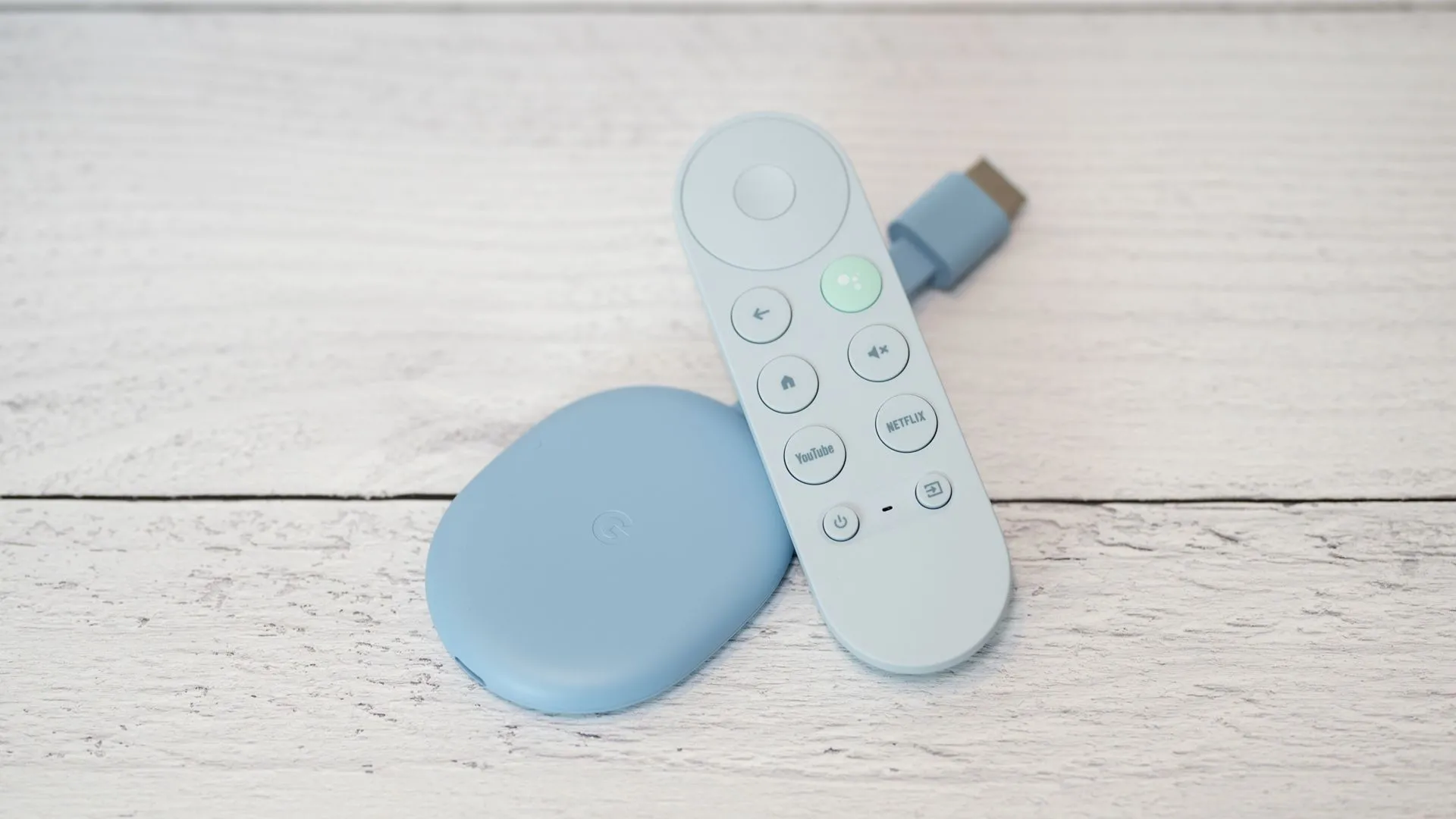 Thiết bị Google Chromecast gắn vào cổng HDMI của tivi