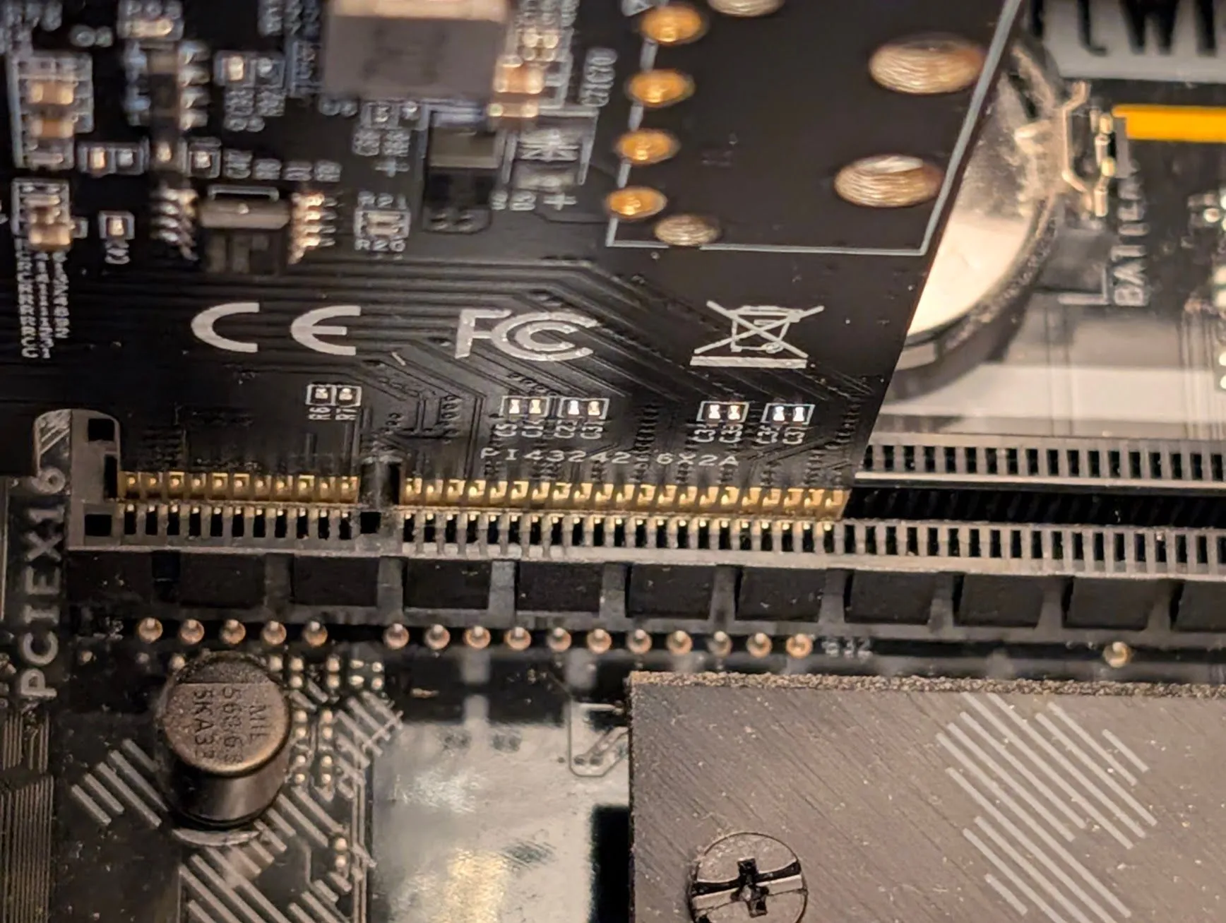 Thiết bị PCIe x4 được lắp vào khe cắm x16 trên bo mạch chủ.