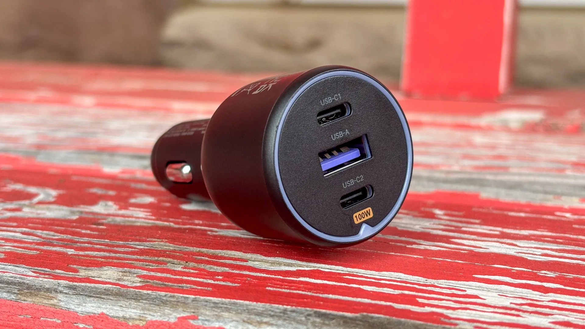 Thiết bị sạc nhanh trên ô tô với cổng USB-C