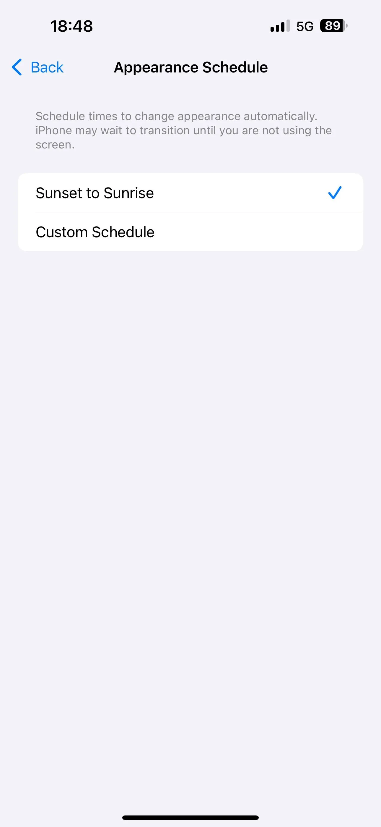Thiết lập chế độ Tự động bật Dark Mode từ Hoàng hôn đến Bình minh trong Cài đặt iPhone.