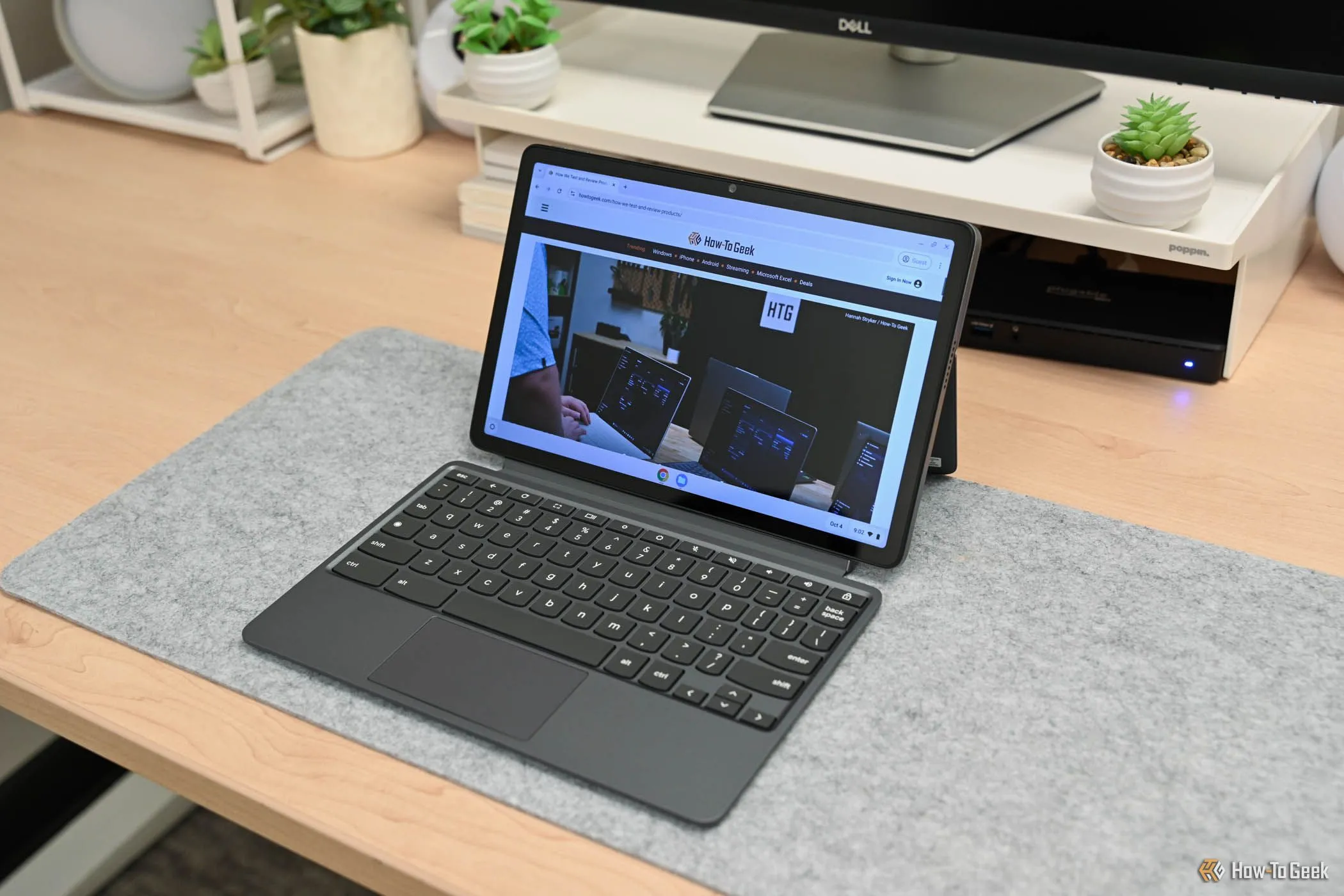 Trang How-To Geek được mở trên Lenovo Chromebook Duet 11 inch