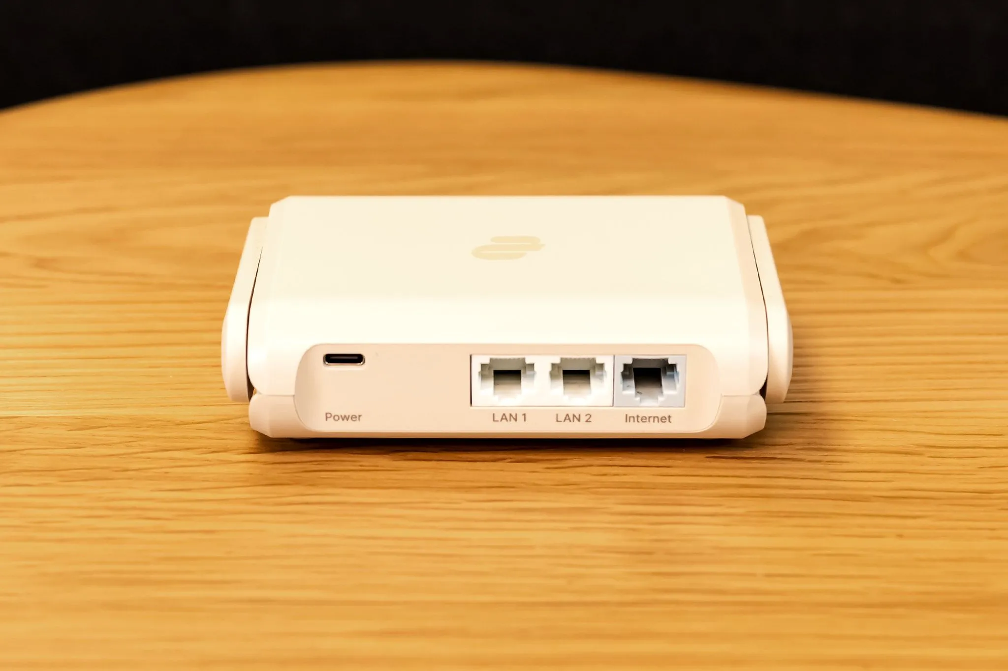Travel router với các cổng Ethernet giúp kết nối mạng dây ổn định
