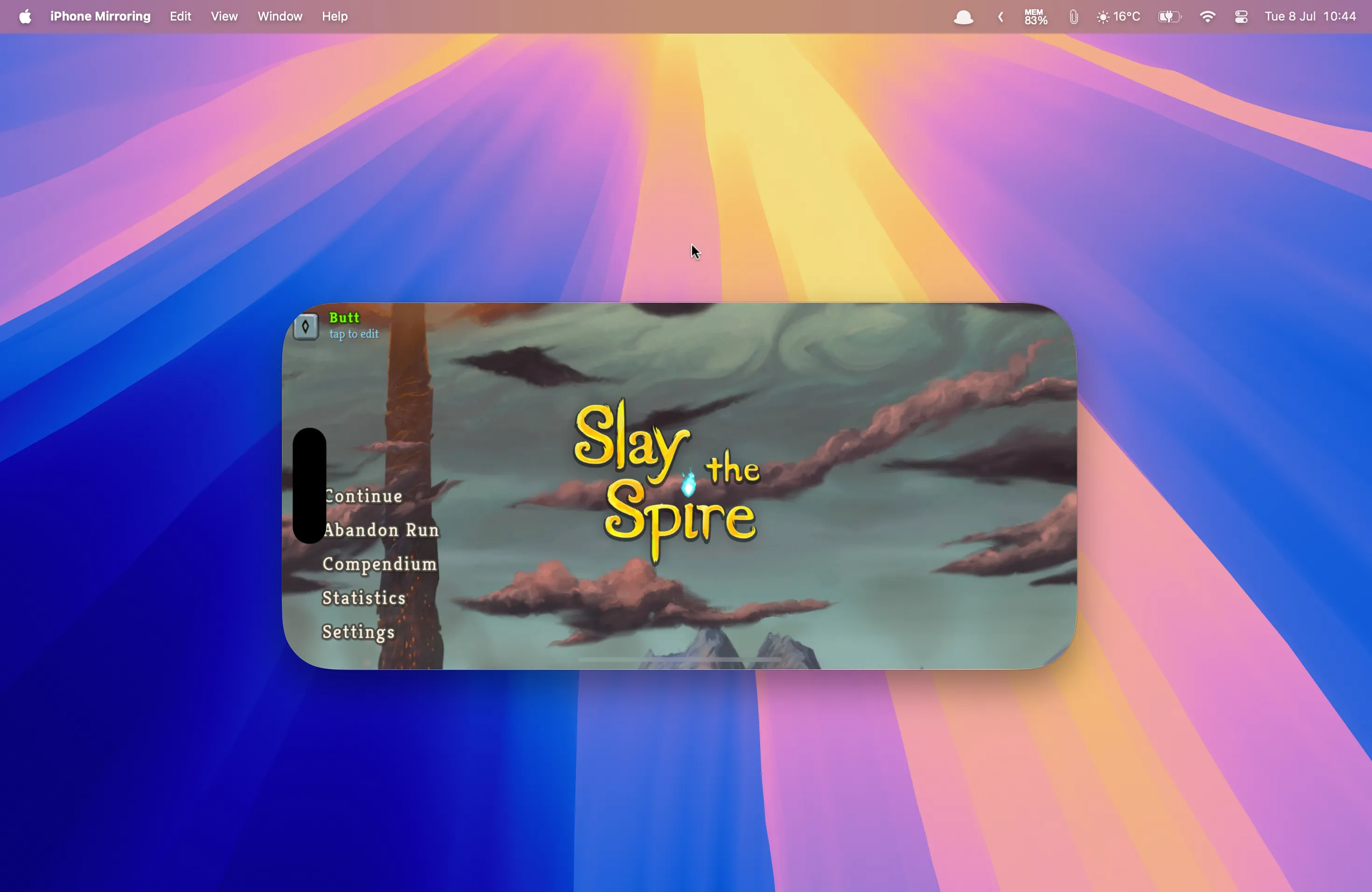 Trò chơi Slay the Spire đang chạy trên iPhone Mirroring, hiển thị trên màn hình Mac lớn hơn.