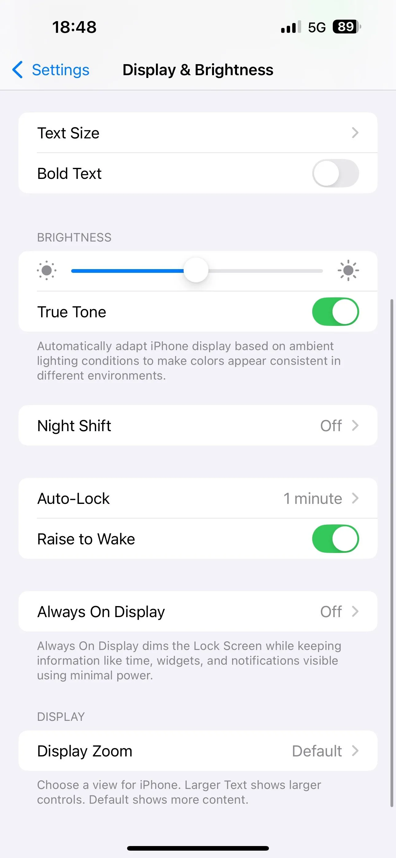 Tùy chọn Night Shift đang tắt trong cài đặt Màn hình &amp; Độ sáng trên iPhone.