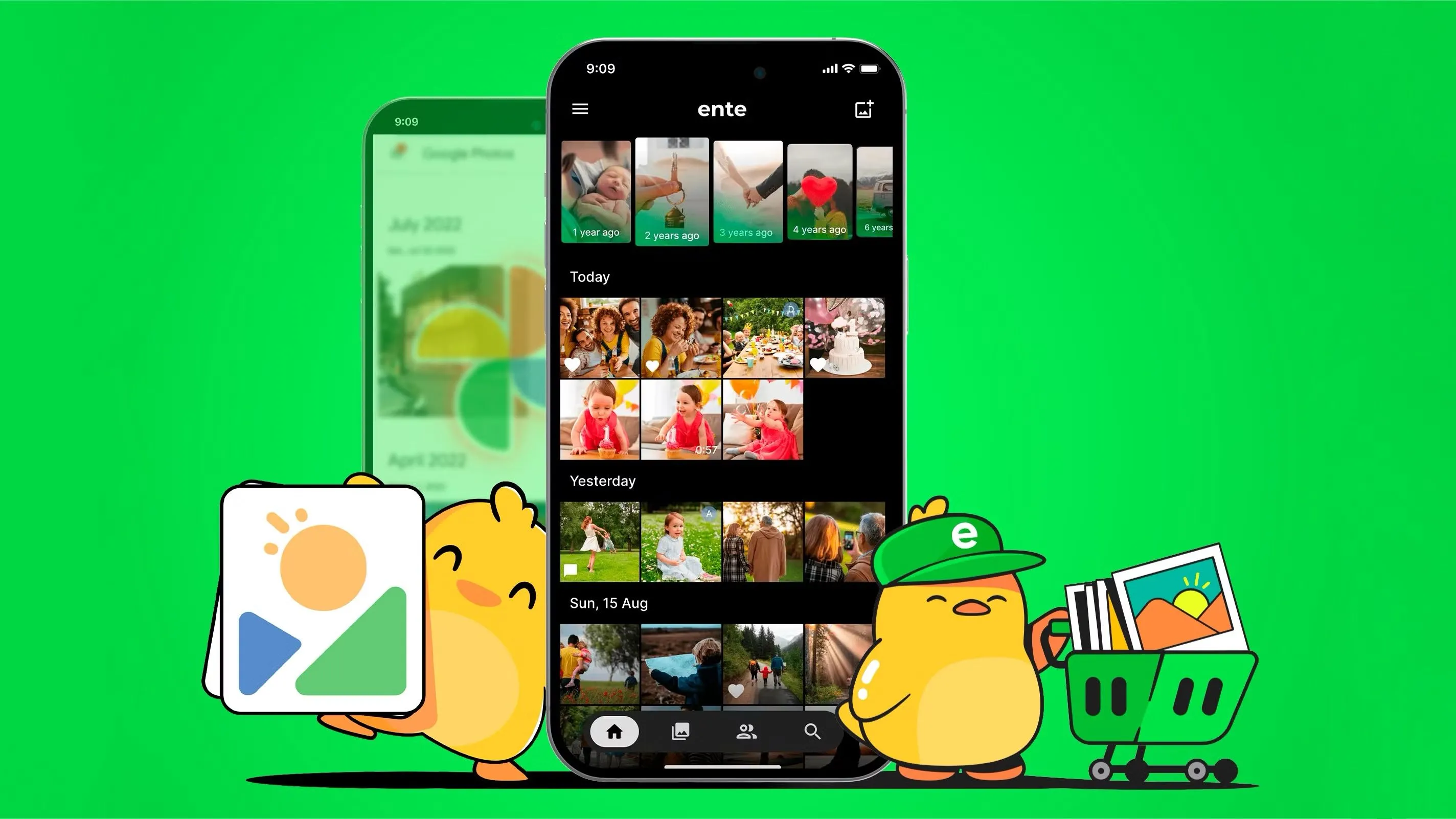 Ứng dụng Ente Photos trên màn hình điện thoại với linh vật và Google Photos mờ ở nền
