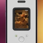 Ứng dụng NOMO Cam trên iPhone hiển thị ảnh chó, tái hiện phong cách Polaroid cổ điển.