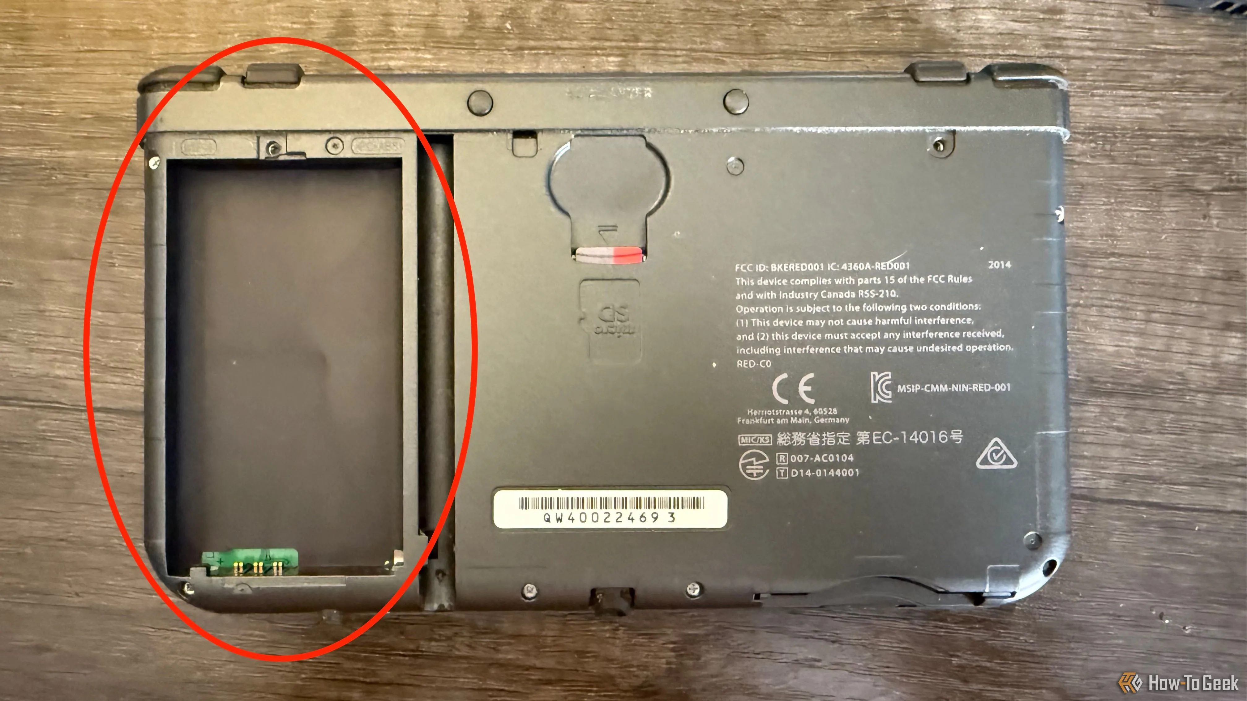 Vị trí pin và khe cắm thẻ microSD trên mặt sau 3DS XL