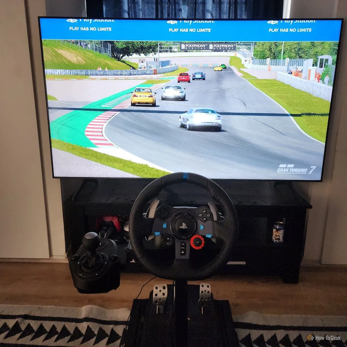 Vô lăng chơi game Logitech G29 đặt trước TV lớn