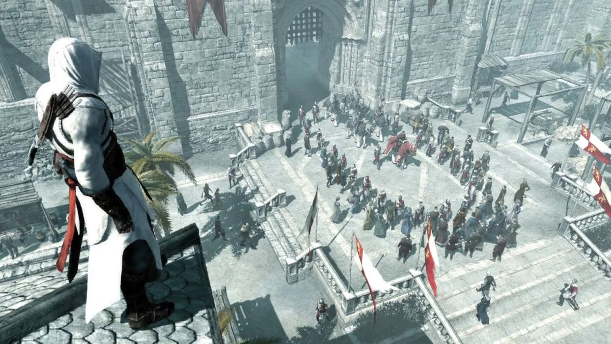 Altaïr quan sát đám đông từ mái nhà trong Assassin's Creed, series game hành động mang tính cách mạng.