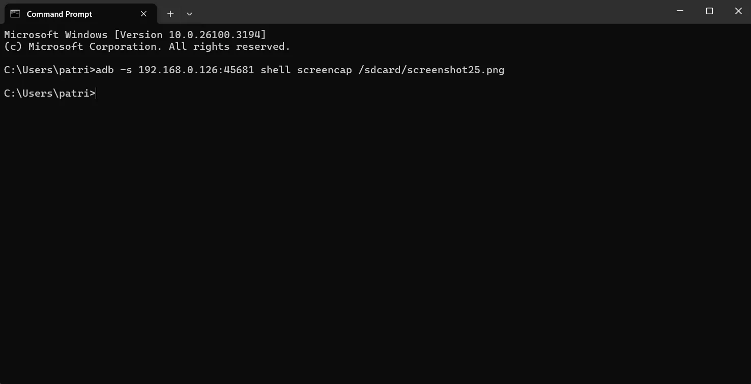 Ảnh chụp màn hình điện thoại Android được hiển thị trên giao diện dòng lệnh, minh họa việc chuyển ảnh sang máy tính qua ADB.