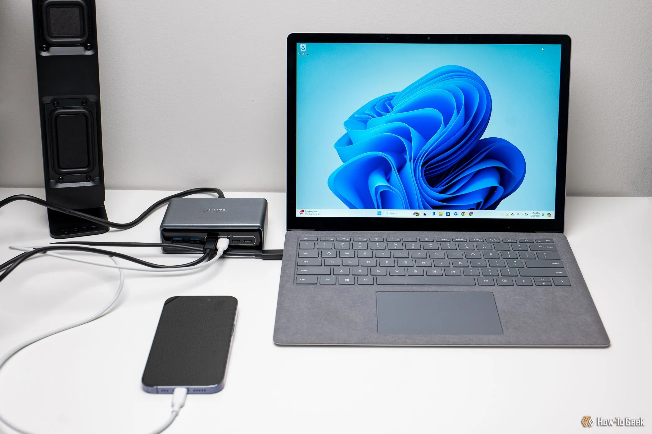 Anker Prime 6-in-1 200W sạc đồng thời MacBook Pro và iPhone, minh họa khả năng sạc đa thiết bị