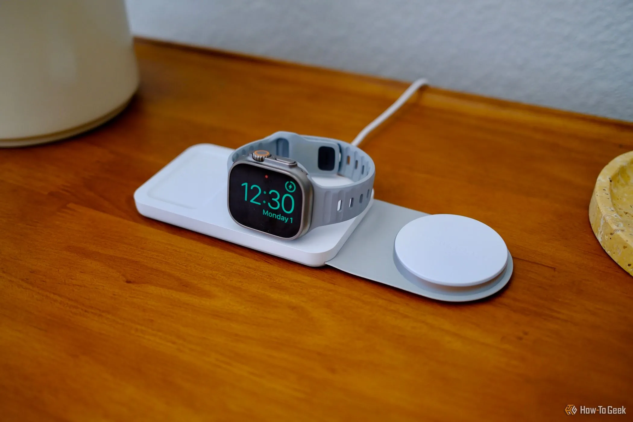 Apple Watch sạc trên đế sạc không dây Journey Swiv 3-trong-1 đa năng