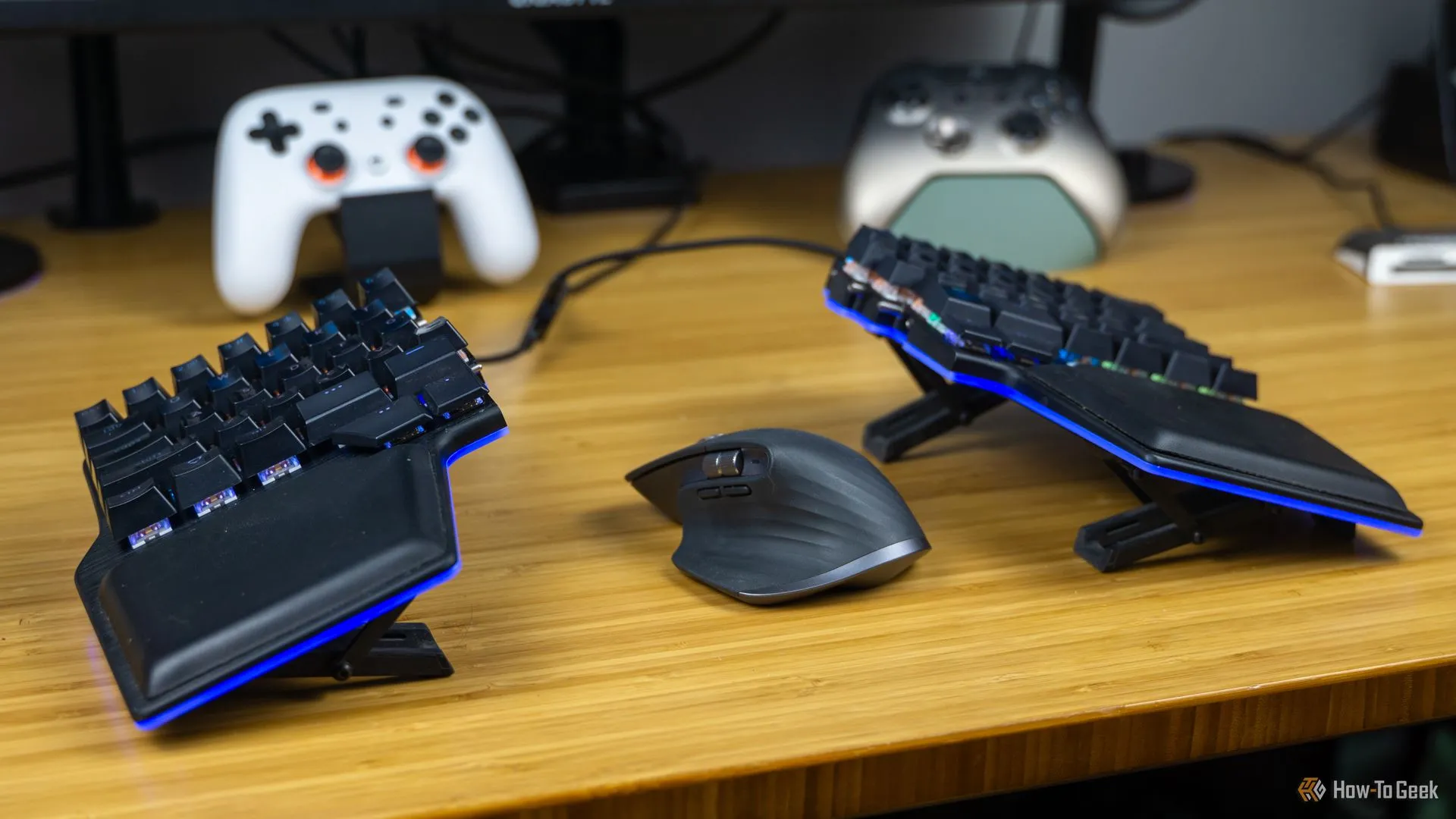 Bàn làm việc với bàn phím cơ Dygma Raise và chuột Logitech MX Master 3, minh họa thiết lập tối ưu để mở tab và truy cập ChatGPT