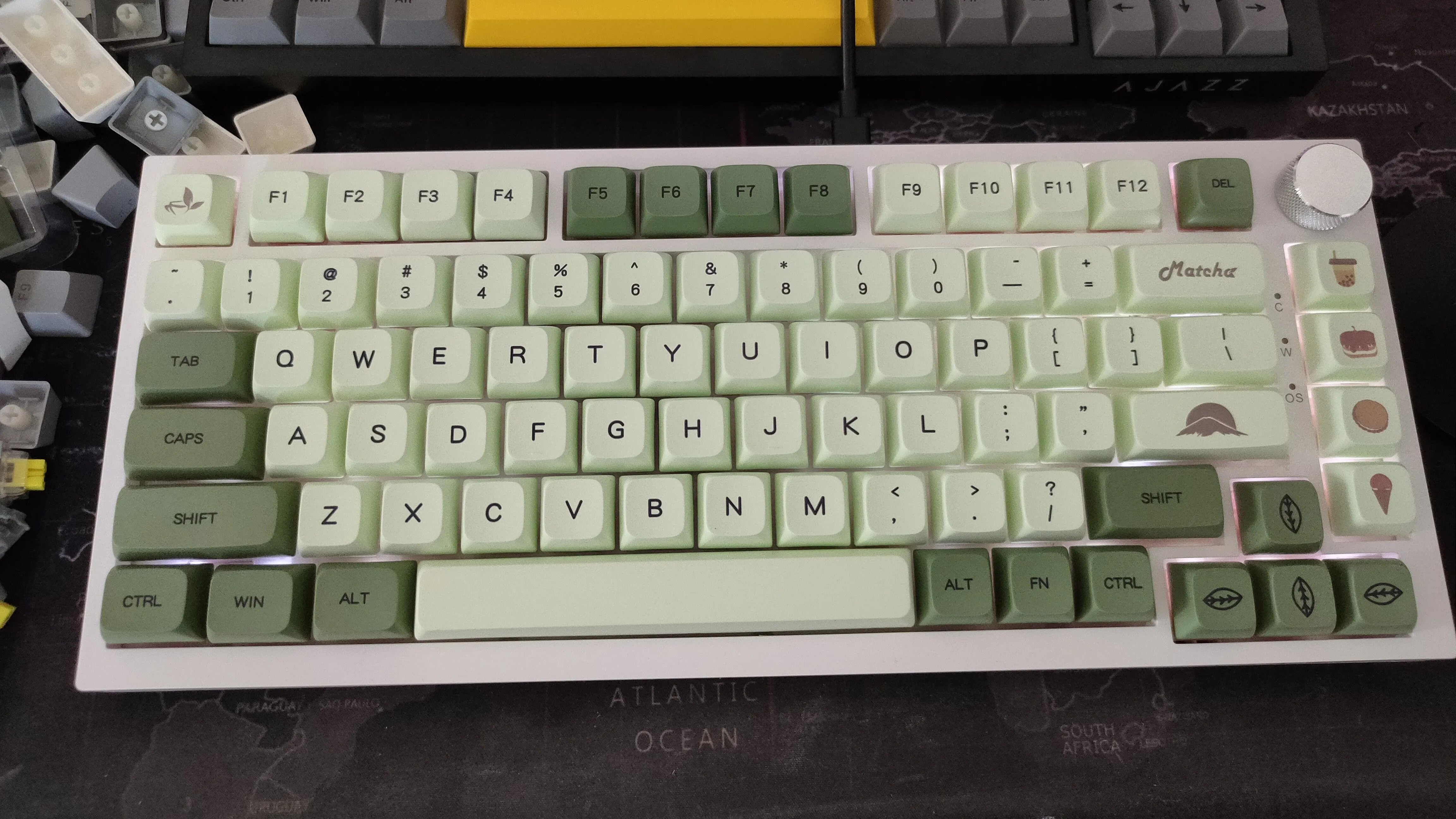 Bàn phím Ajazz AK820 với bộ keycap màu xanh lá cây tùy chỉnh