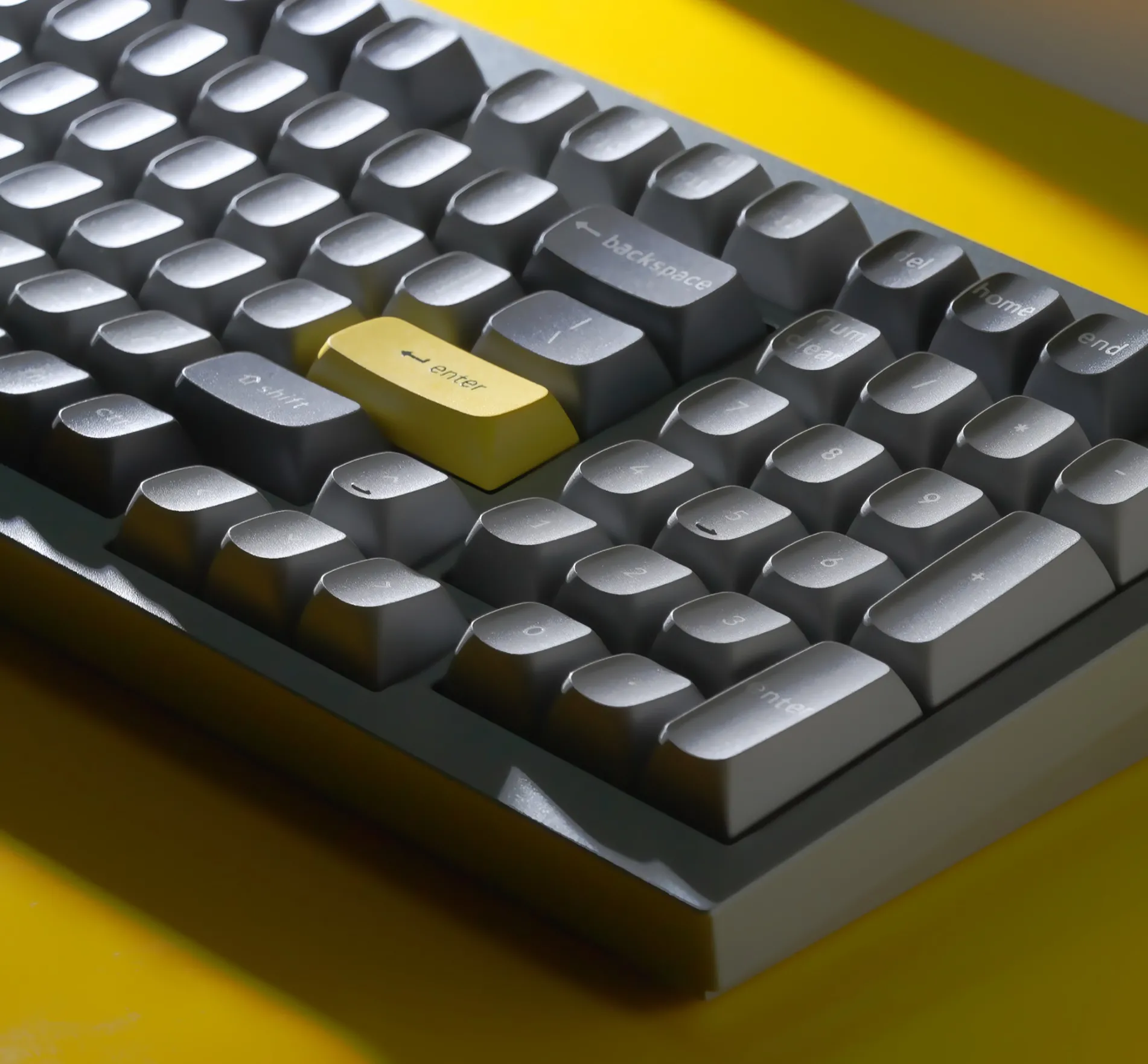 Bàn phím Keychron Q5 QMK Custom Mechanical Keyboard với layout 1800 (96%) màu xám.