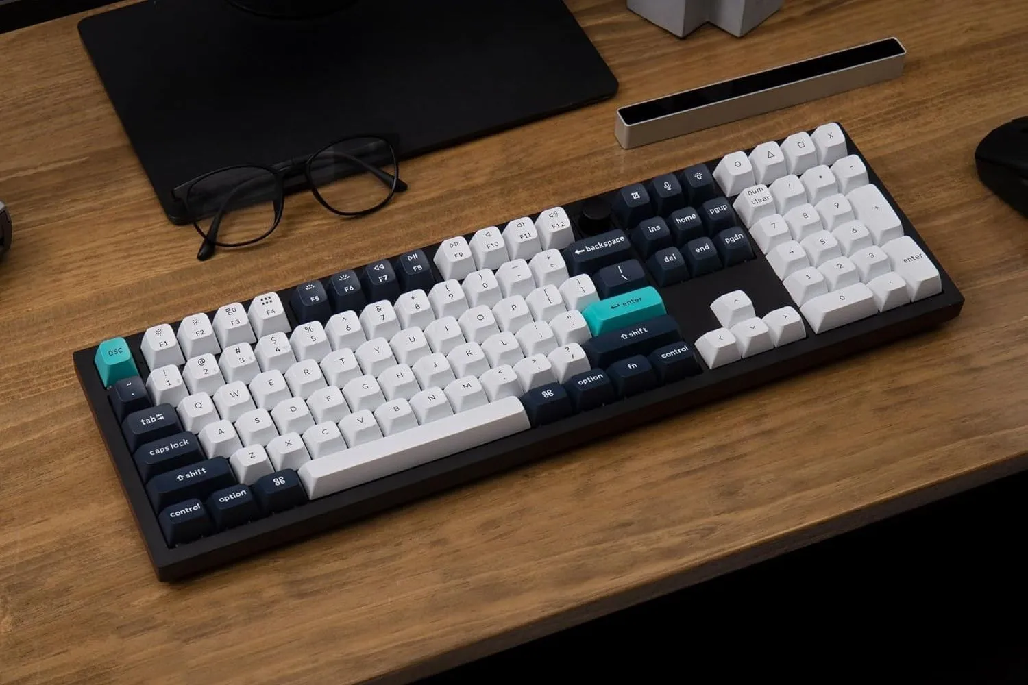 Bàn phím Keychron Q6 Max trên bàn làm việc, cạnh kính, màn hình và máy tính bảng
