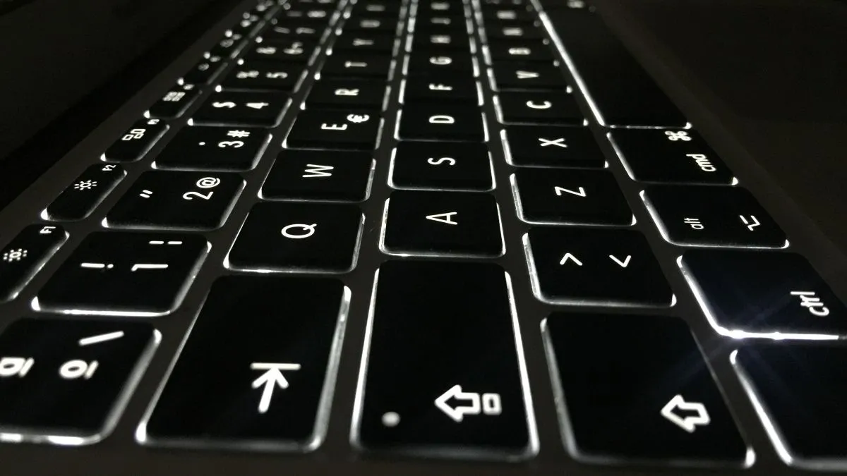 Bàn phím MacBook có đèn nền, hiển thị vị trí của phím Fn và Delete.