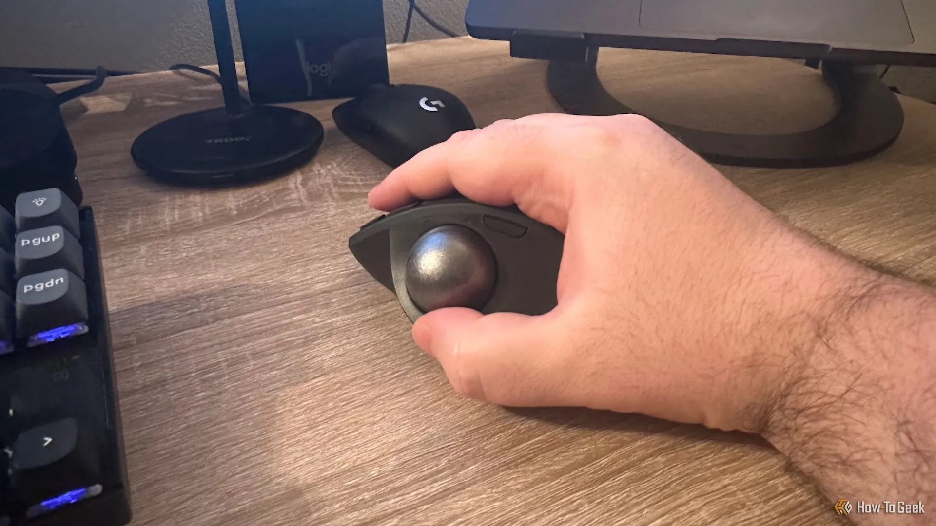 Bàn tay đang cầm chuột Logitech MX Ergo S