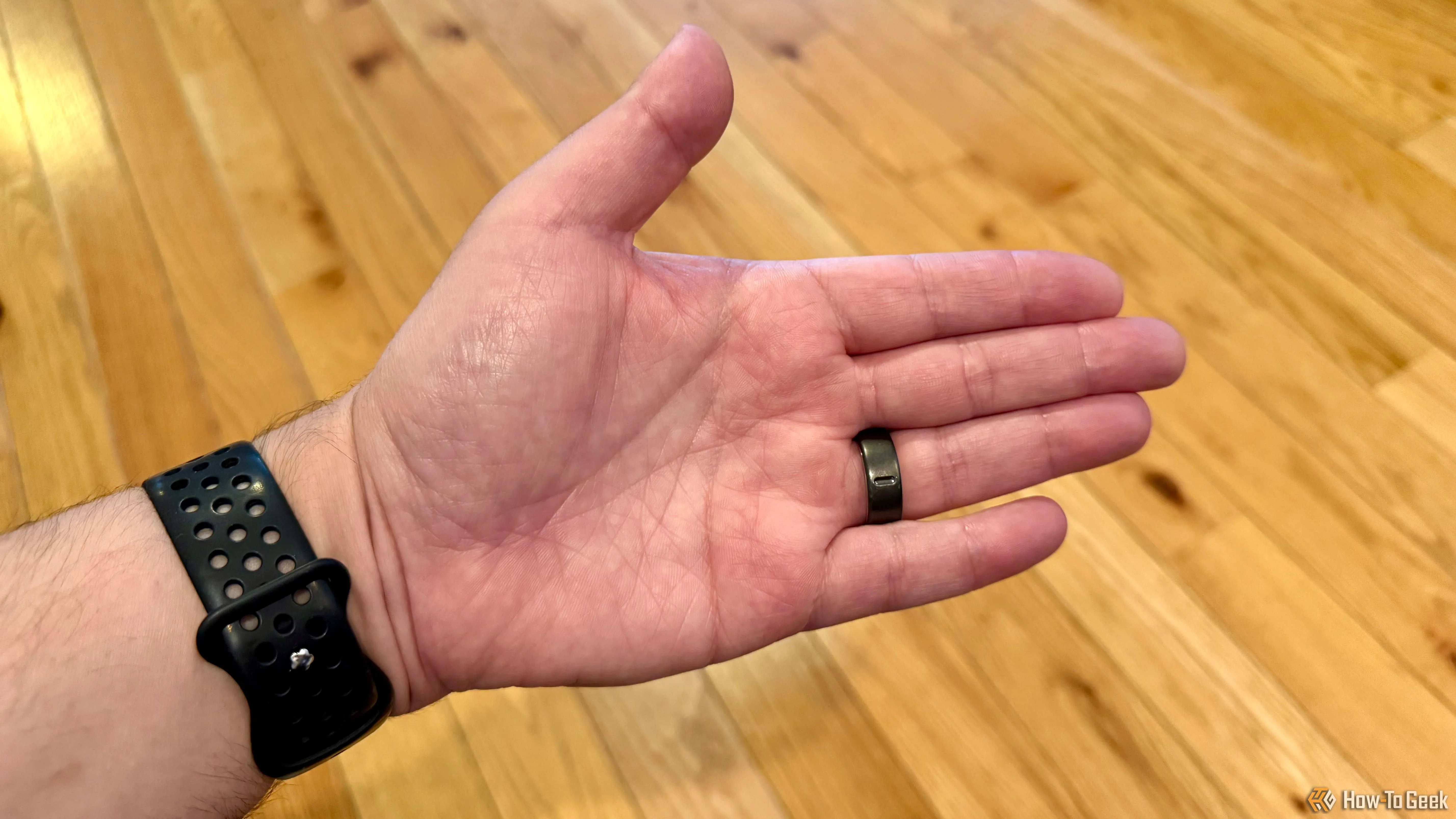 Bàn tay đang duỗi thẳng, cho thấy vị trí đeo của nhẫn Oura Ring 4 trên ngón tay, giúp tối ưu khả năng thu thập dữ liệu sức khỏe.