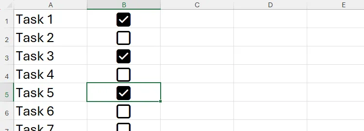 Bảng Excel liệt kê các nhiệm vụ ở cột A và các ô kiểm (checkbox) ở cột B, minh họa cách tích/bỏ tích bằng phím Spacebar.