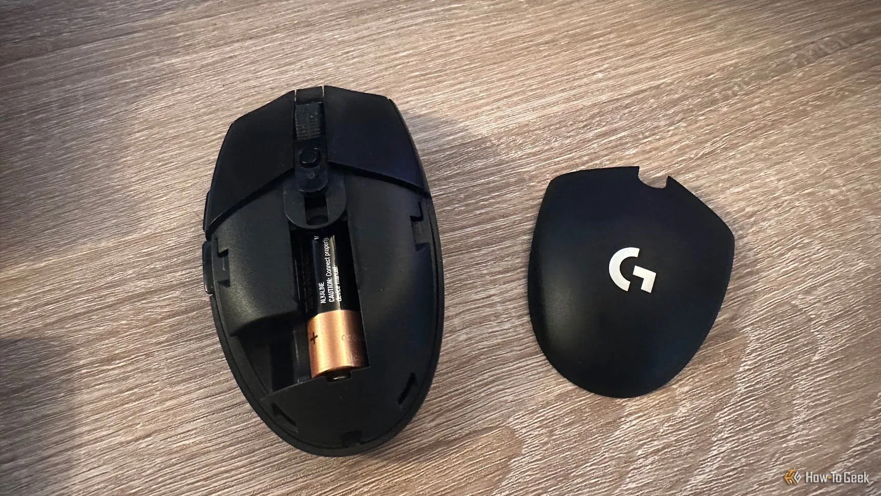 Bên trong chuột Logitech G305 Lightspeed với pin AA