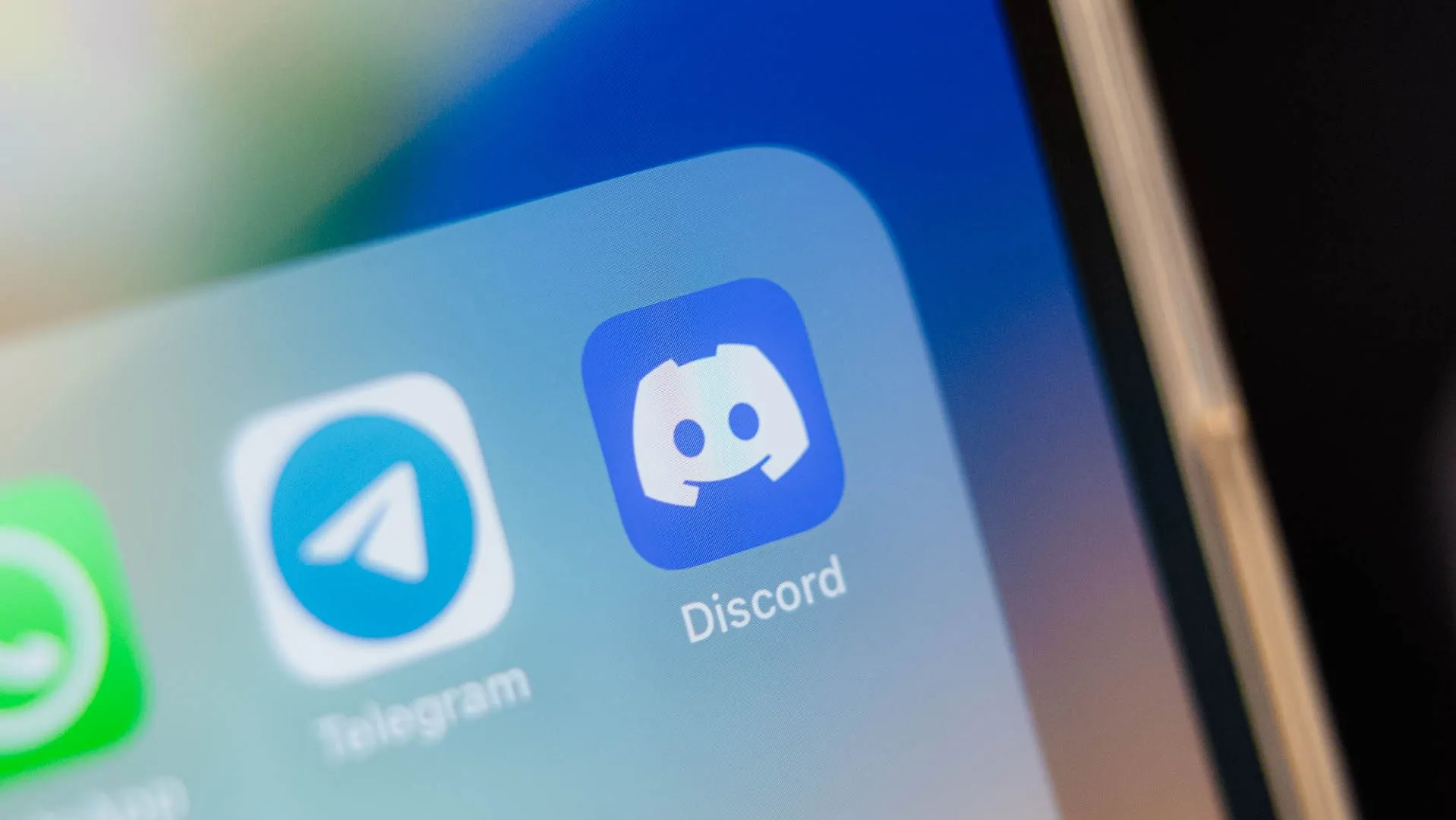 Biểu tượng ứng dụng Discord trên điện thoại thông minh, thể hiện sự tích hợp và dễ dàng truy cập Discord như một giải pháp giao tiếp tập trung cho gia đình.
