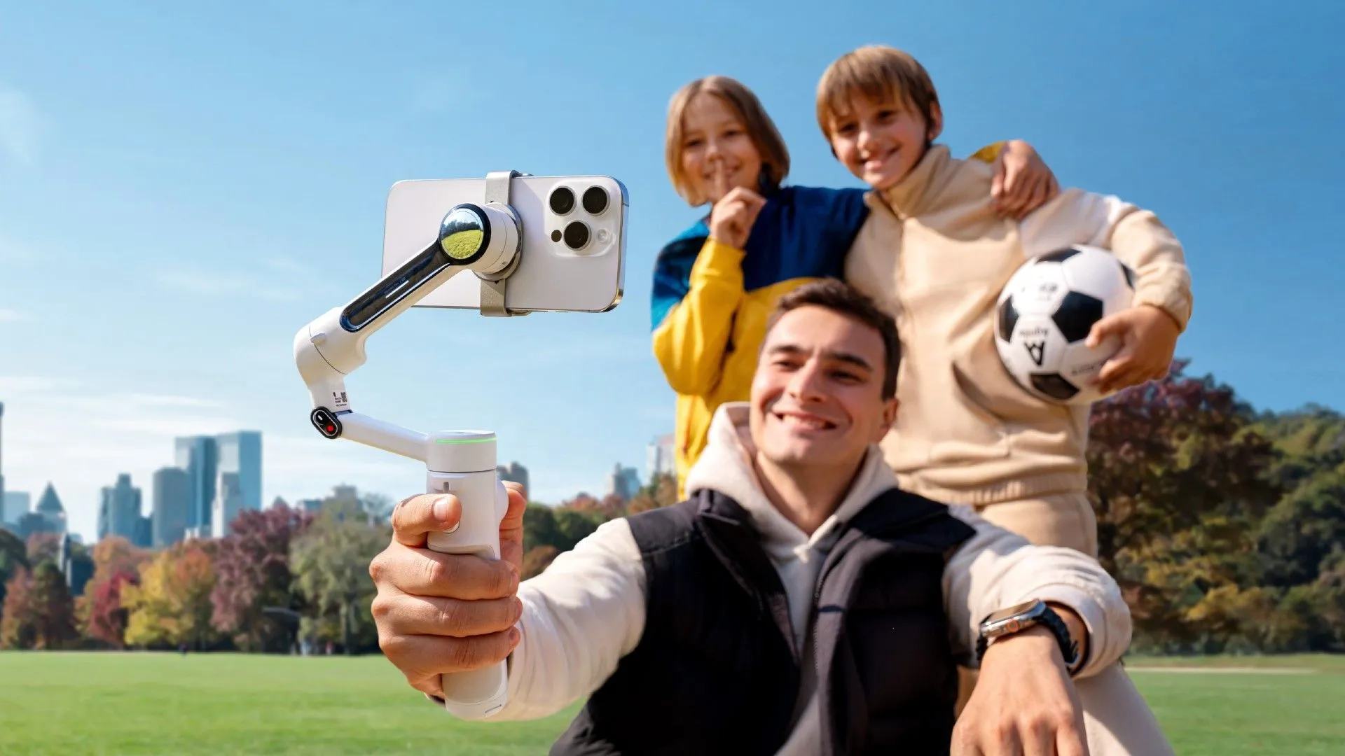Bộ chống rung Insta360 Flow 2 Pro đang quay cảnh người đi bộ đường dài, với tính năng theo dõi chủ thể AI Deep Track 4.0