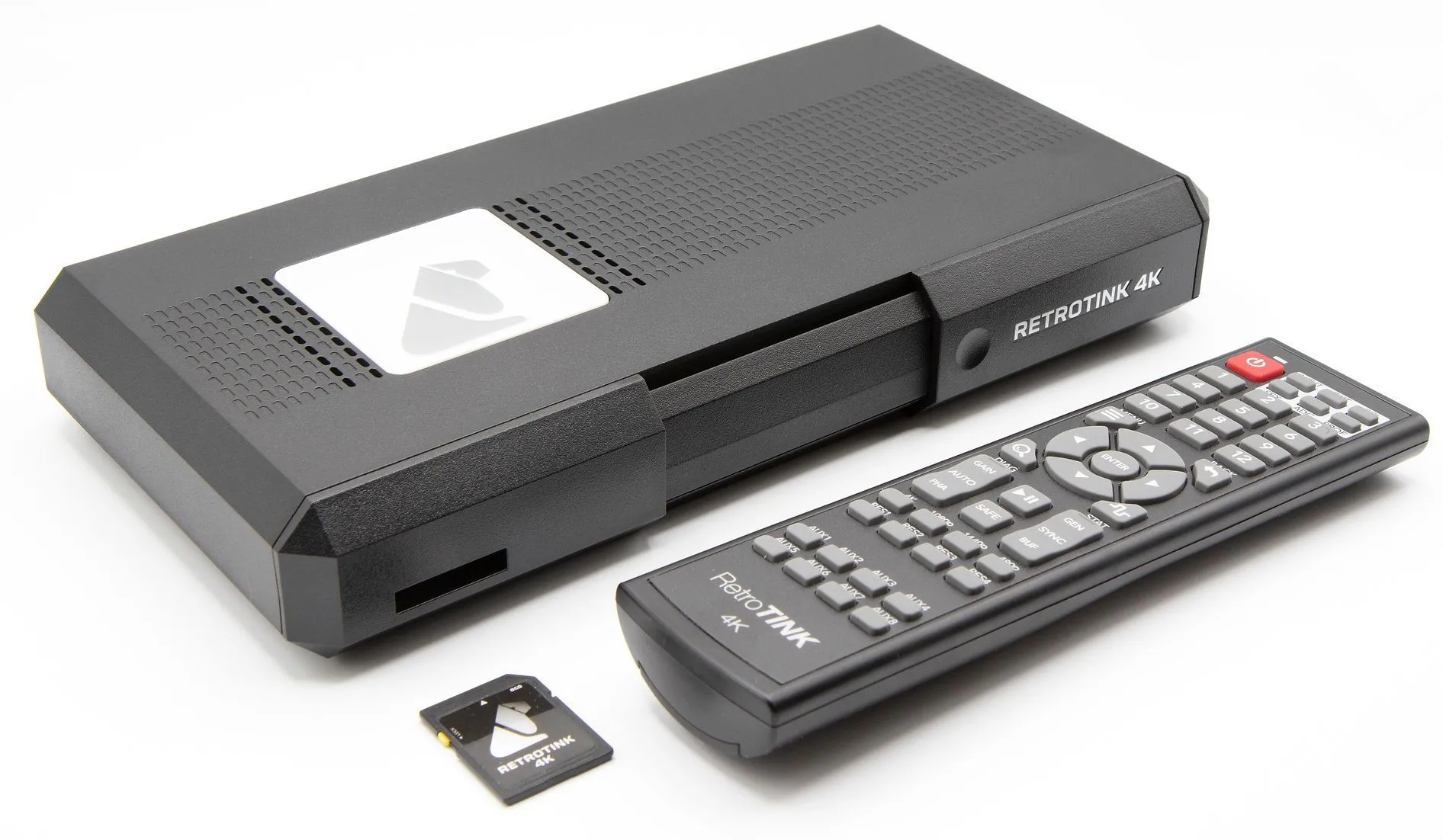 Bộ chuyển đổi tín hiệu RetroTINK-4K kèm điều khiển và thẻ nhớ SD, một giải pháp hiện đại để tối ưu chất lượng hình ảnh game retro trên màn hình OLED.