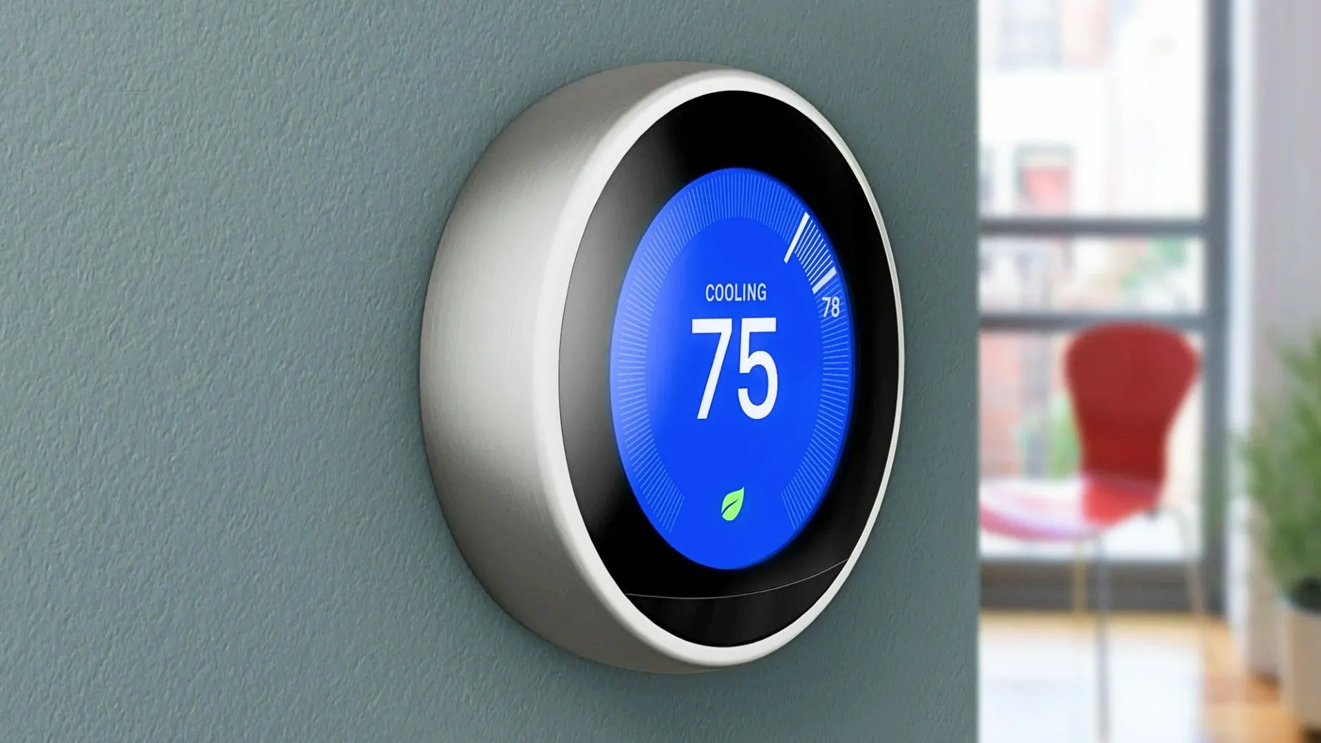 Bộ điều nhiệt Google Nest hiển thị 75 độ và đang làm mát ngôi nhà