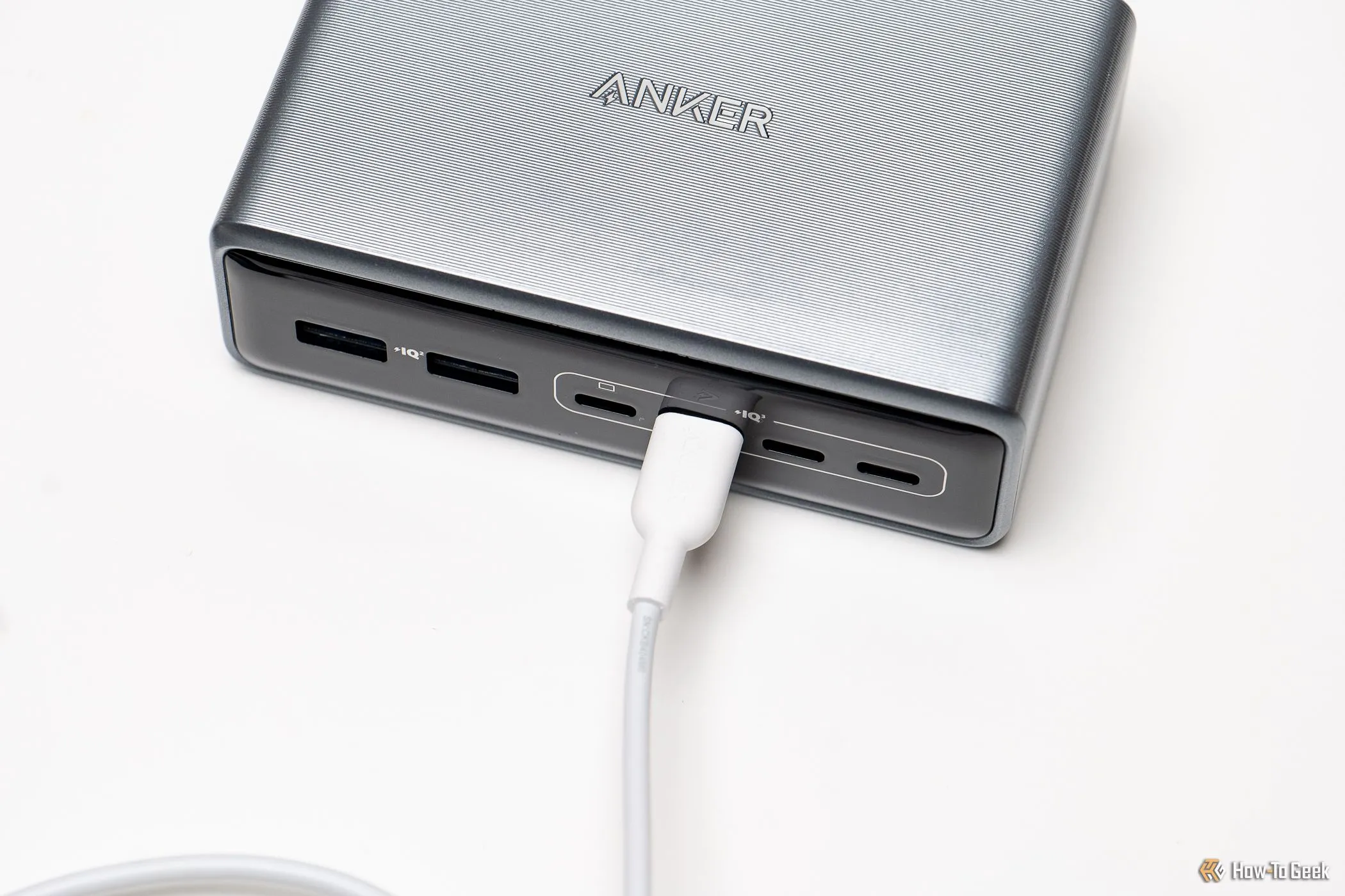 Bộ sạc Anker Prime 6-in-1 với cáp USB-A kết nối, thể hiện tính linh hoạt cho thiết bị cũ