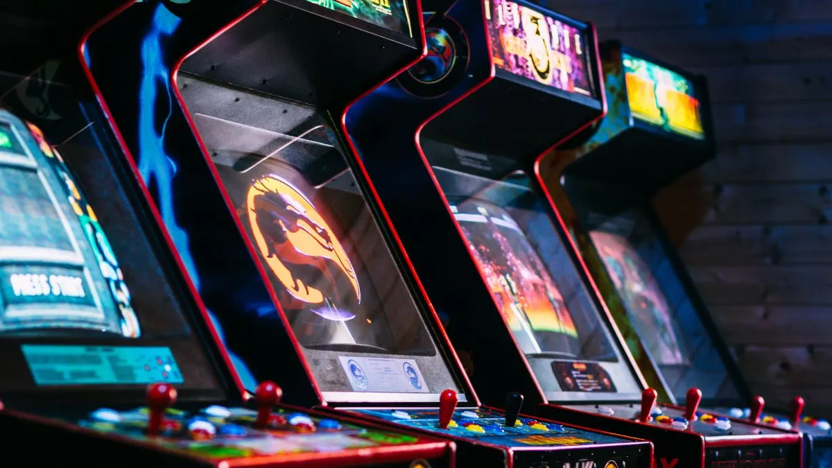 Bộ sưu tập máy game thùng cổ điển trong không gian tối, gợi nhớ kỷ nguyên vàng của arcade và Neo Geo.