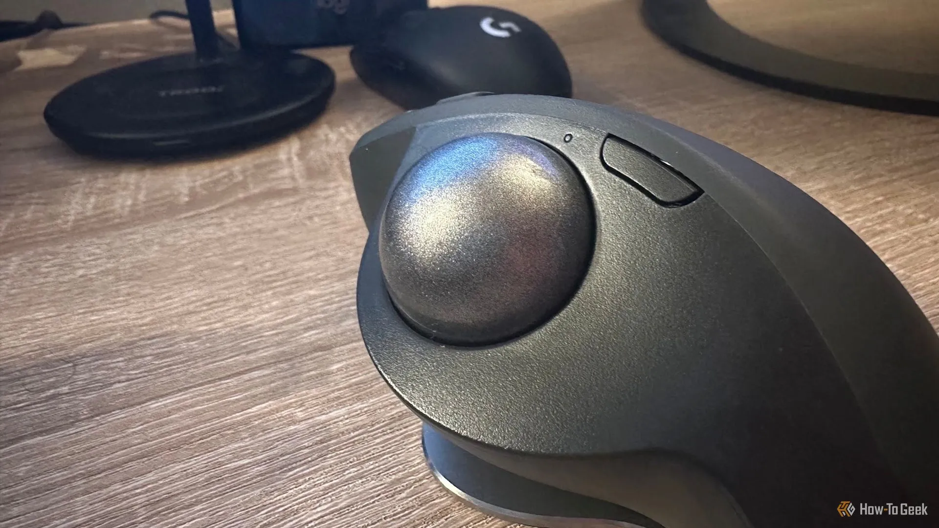 Bóng bi và nút DPI của chuột Logitech MX Ergo S