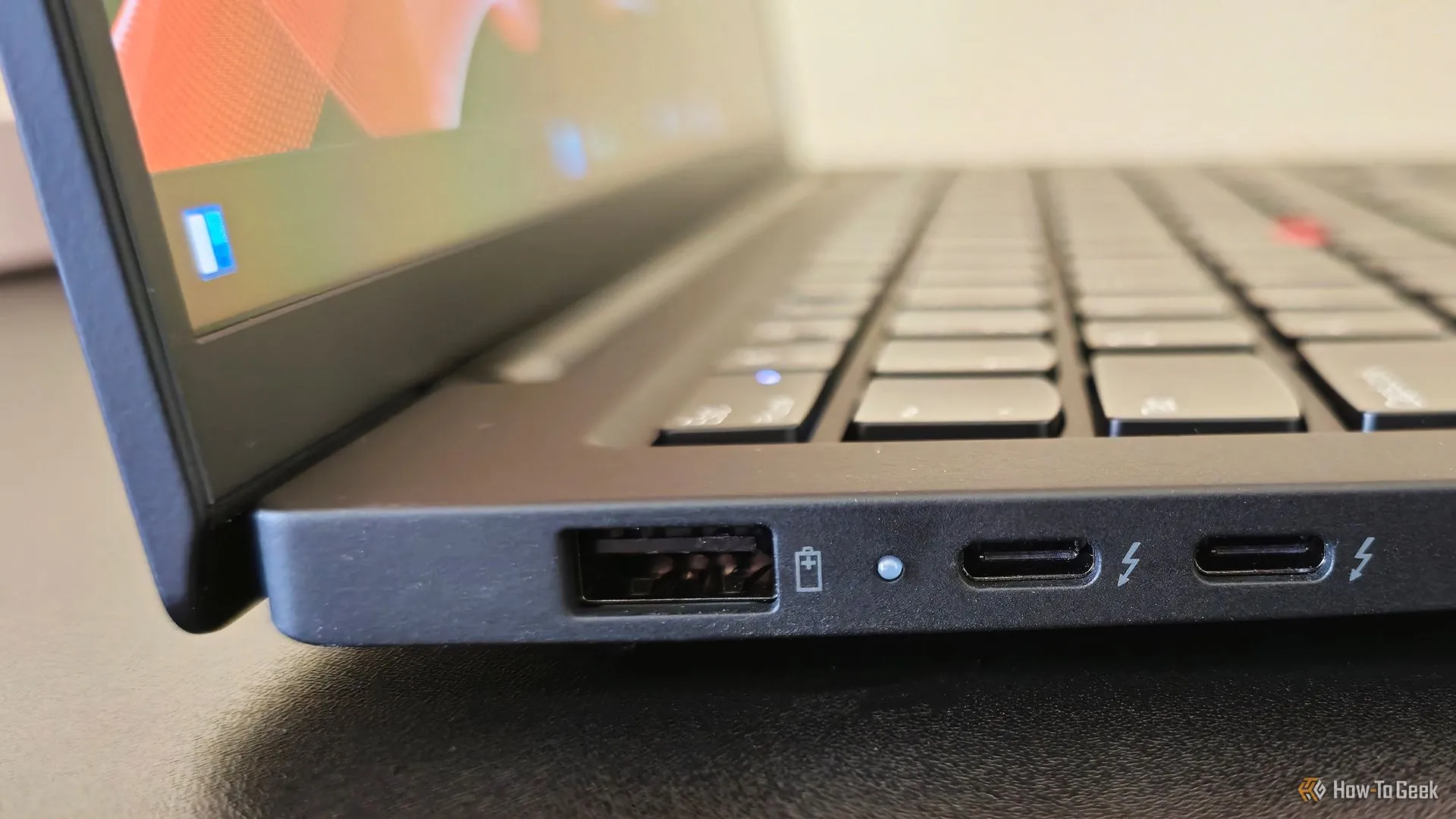 Các cổng kết nối bên trái của laptop Lenovo ThinkPad X1 Carbon Gen 13 Aura Edition.