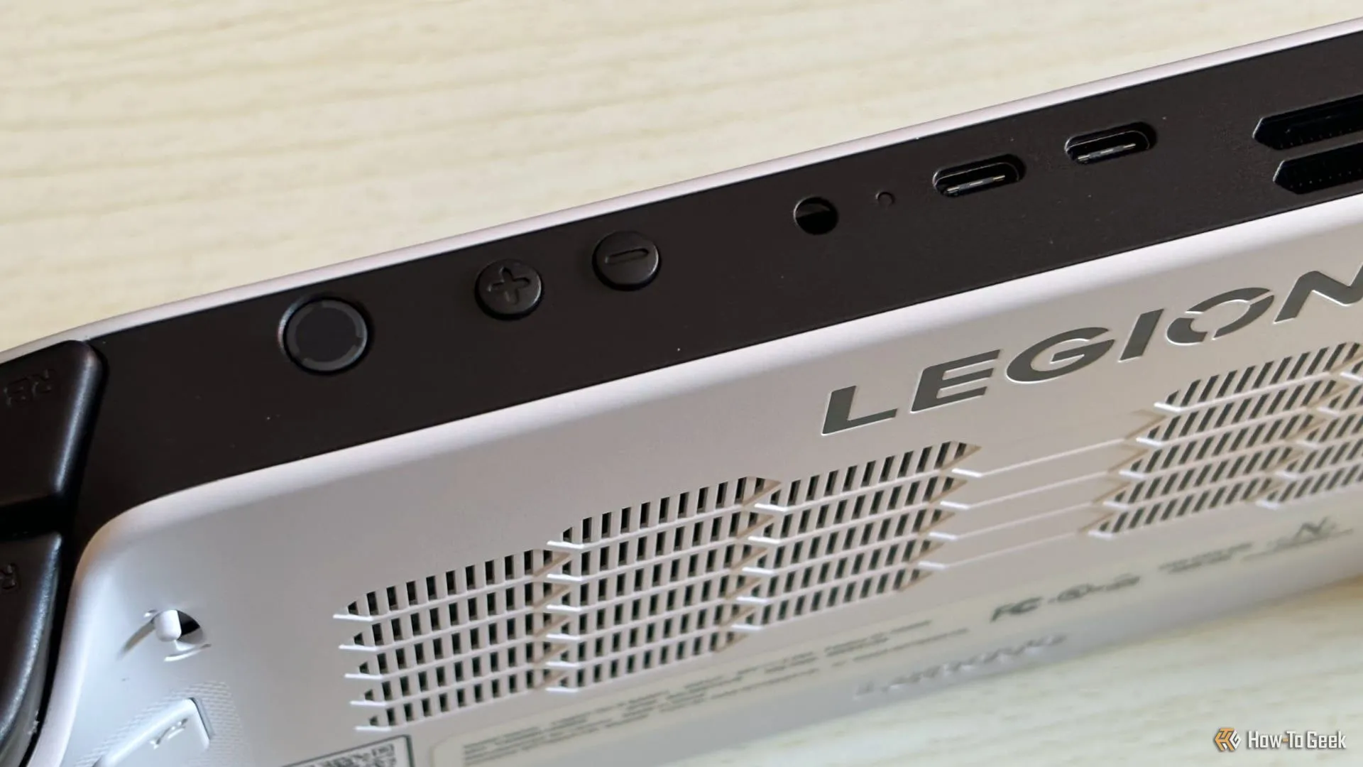 Các cổng kết nối và nút điều khiển trên cạnh trên của Lenovo Legion Go S