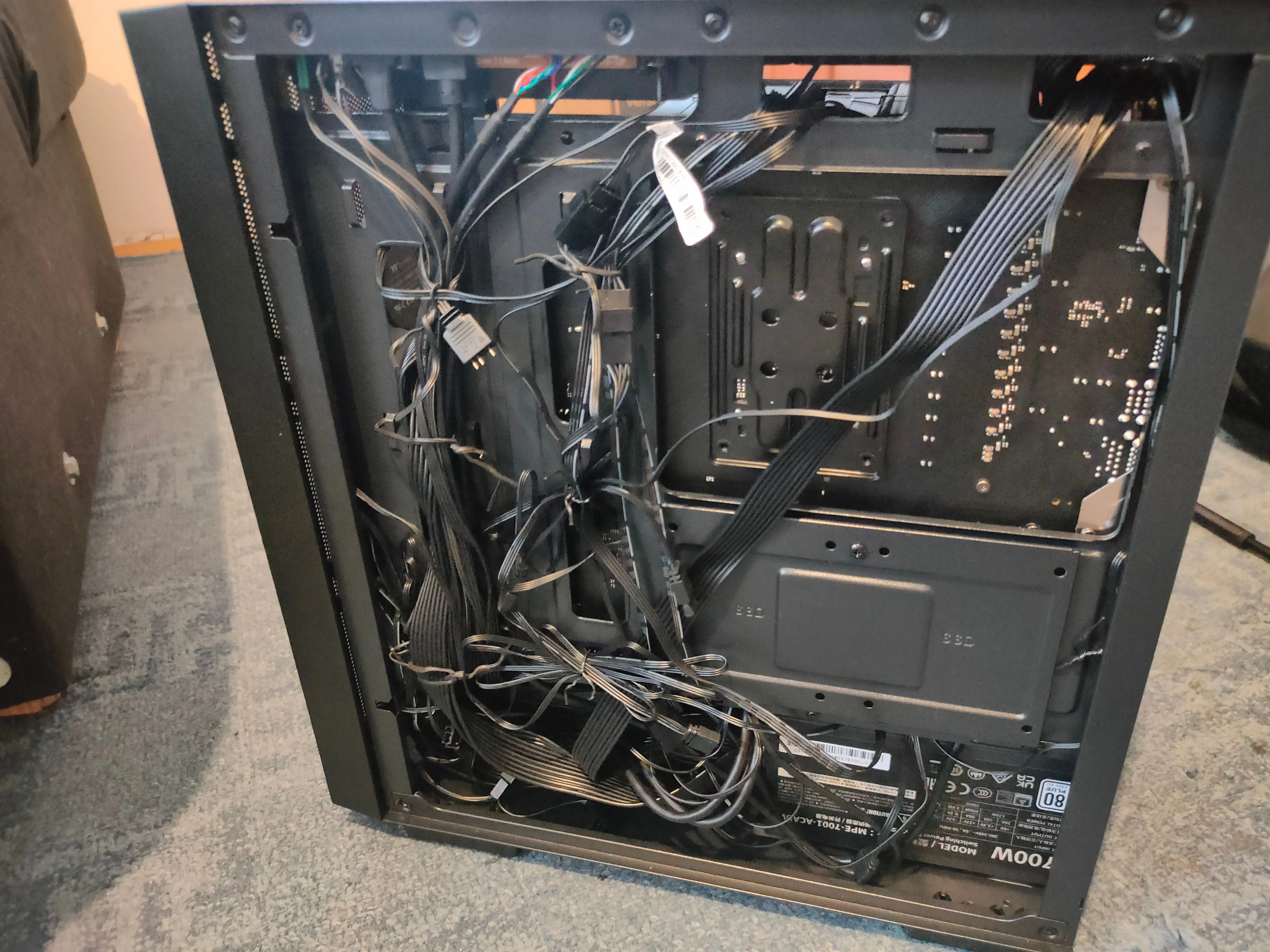 Các dây cáp lộn xộn ở mặt sau của một chiếc PC sau khi lắp ráp
