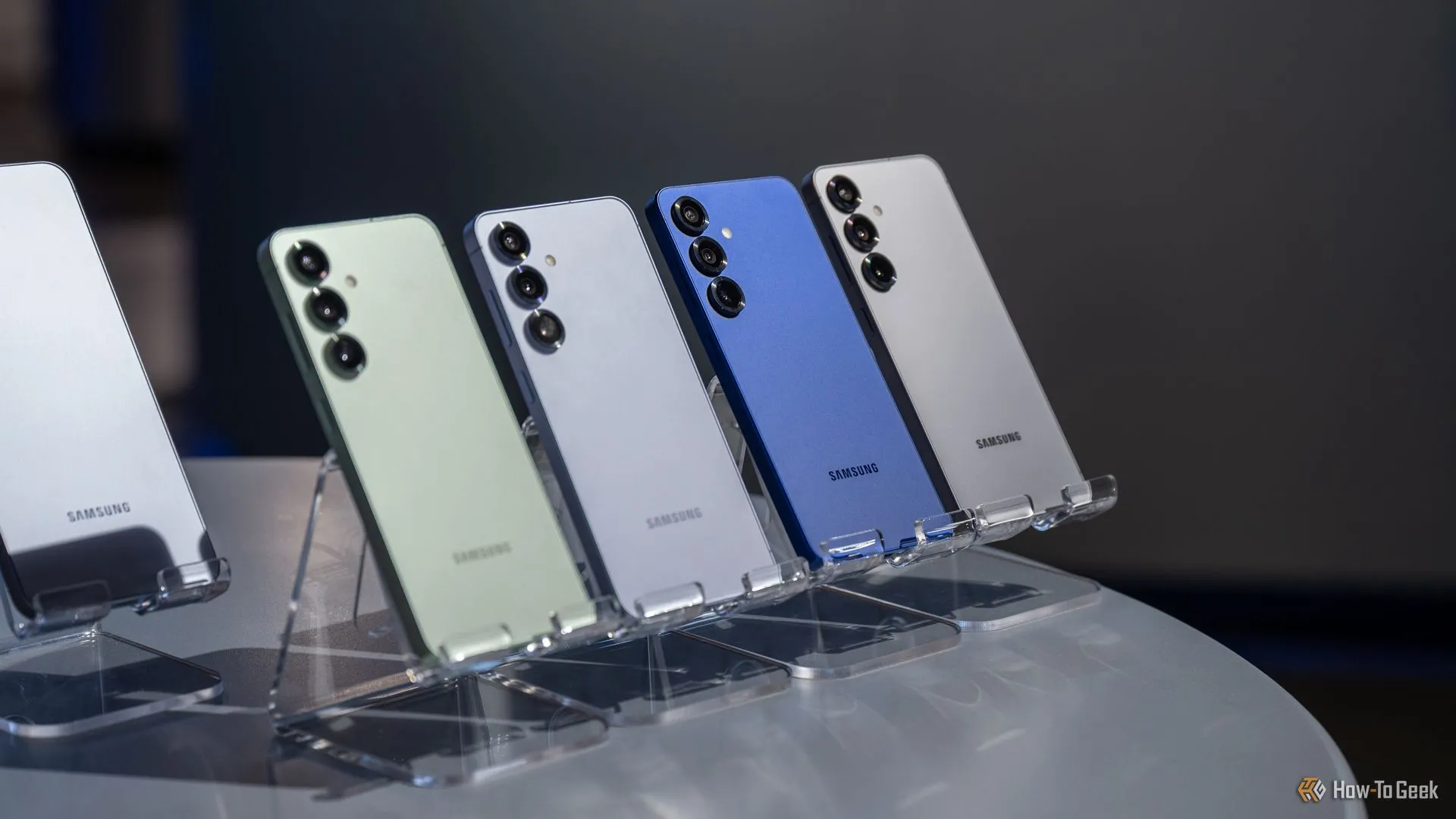 Các tùy chọn màu sắc của Samsung Galaxy S25 được trưng bày