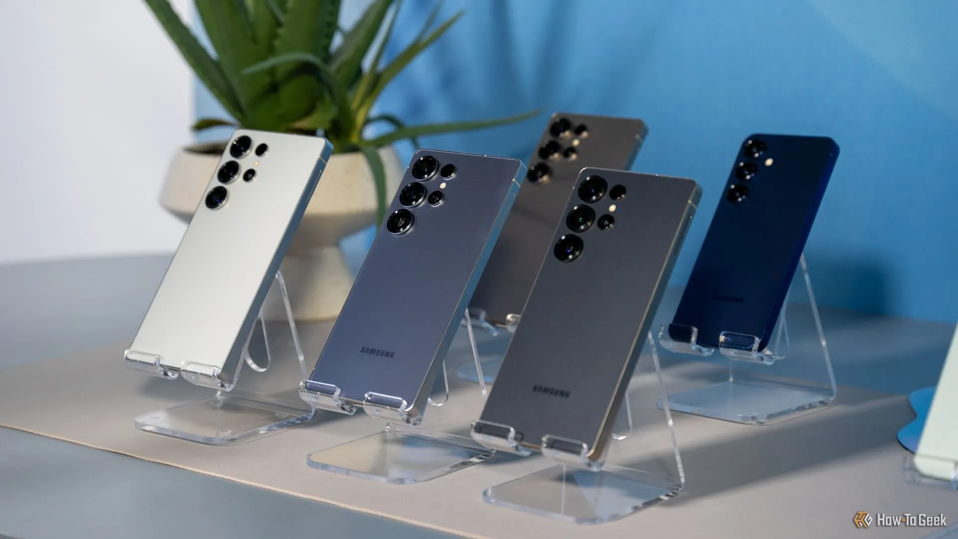 Các tùy chọn màu sắc khác nhau của điện thoại Samsung Galaxy S25 Ultra