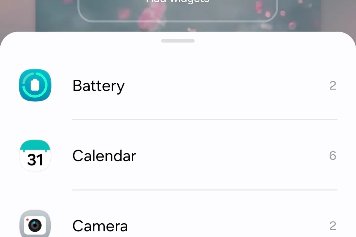 Các tùy chọn tiện ích có sẵn trong menu tùy chỉnh đồng hồ màn hình khóa Samsung Galaxy.